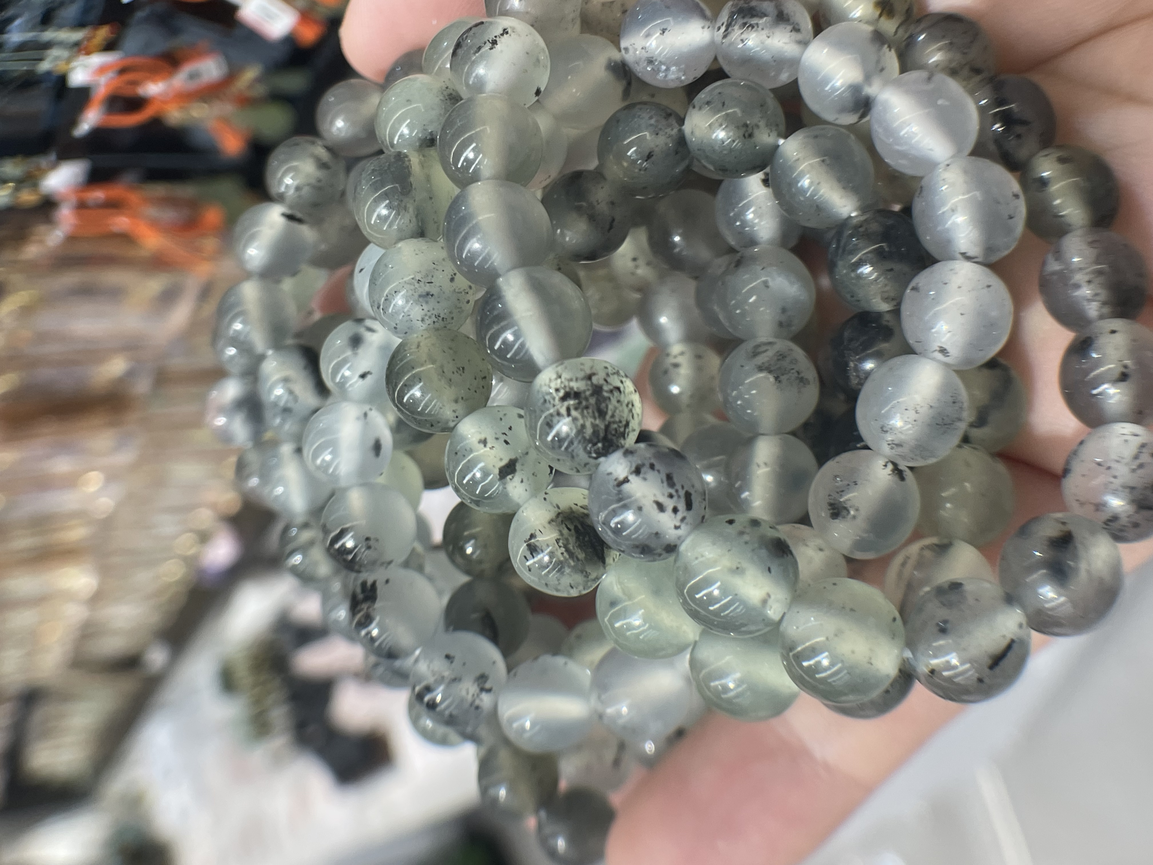 فمياه الحبر الطبيعي هي سلسلة من السوار بين كل من الذكور والإناث Item Picture
