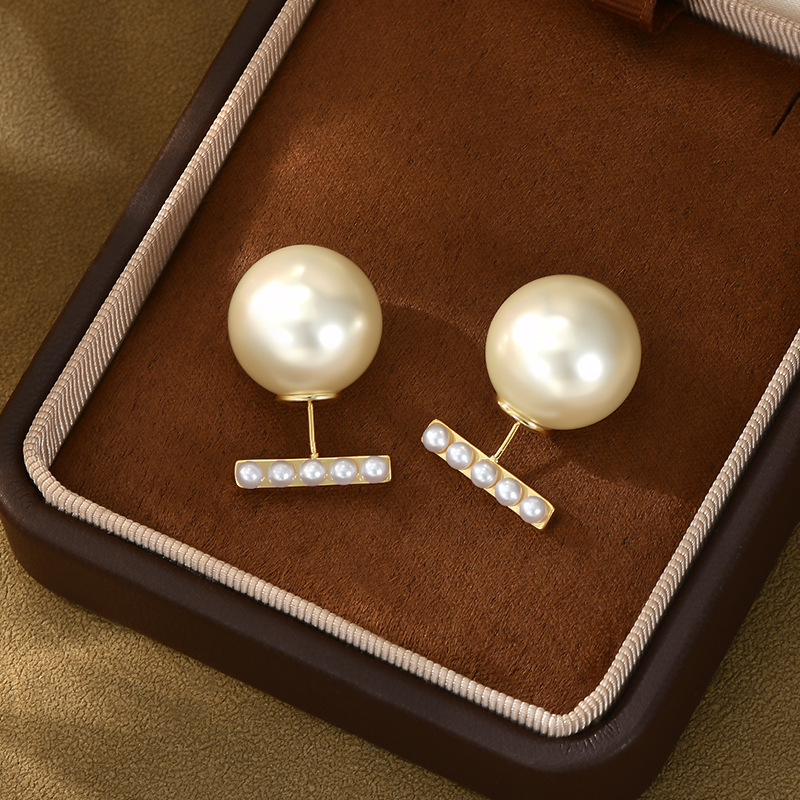 Estilo francés sentido de oro elegante delicado digno t-shape aretes sentido pesado aretes versátiles Application Scenario