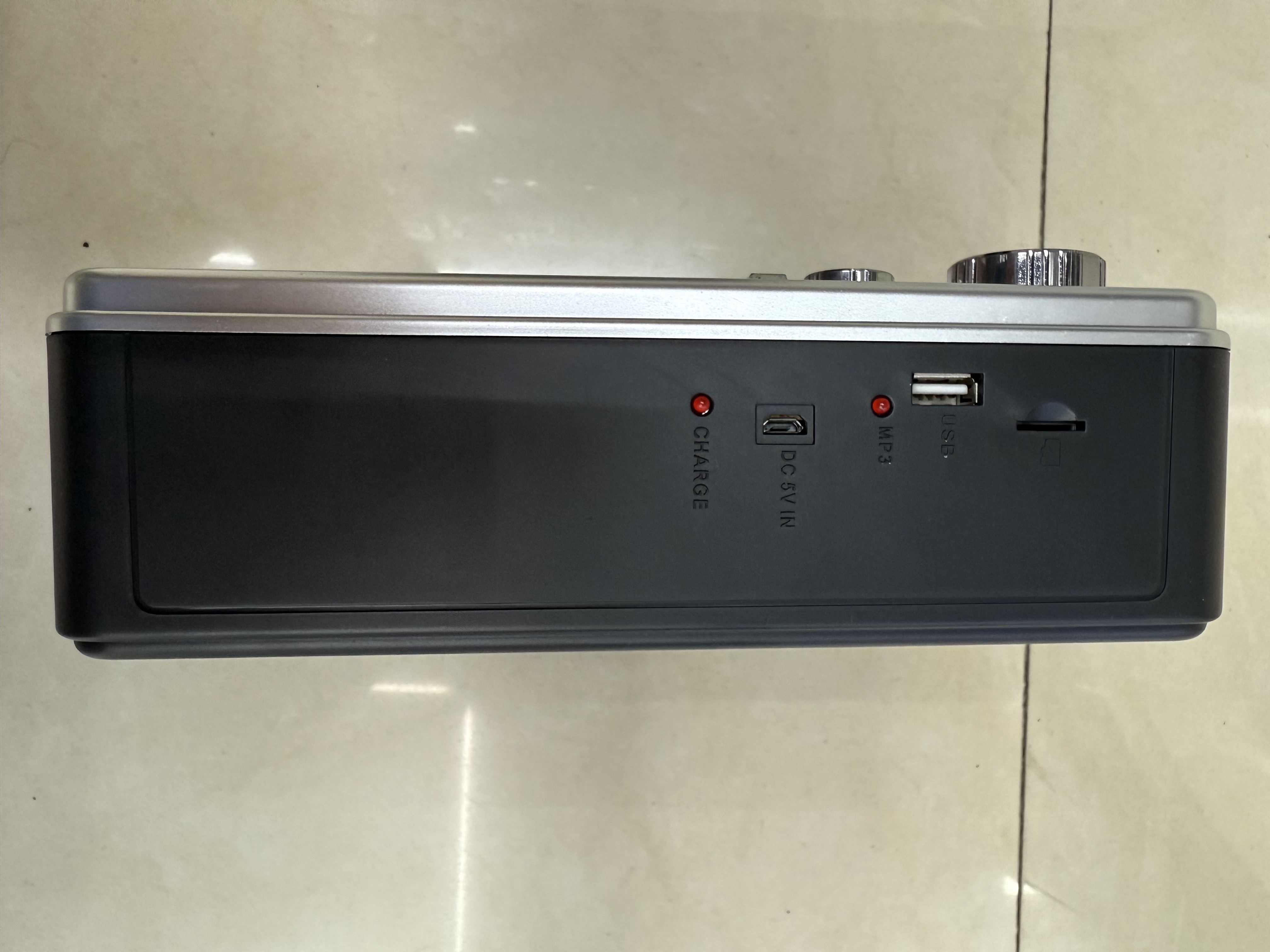 XB-951BT fan radio Bluetooth speaker with light illumination, multi-band and multi-functional desktop ornament, USB music, TF card for playing music, for the elderly, charging, discharging, cooling, heat dissipation and blowing Application Scenario