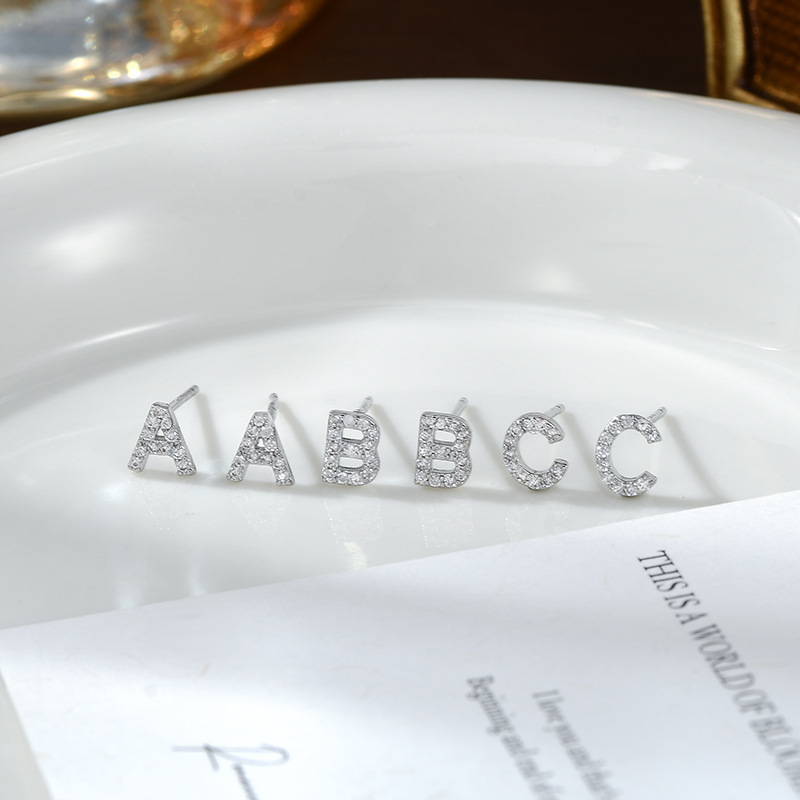 Oro lleno de diamantes letras pendientes ABC varios tipos de letras con diamantes pendientes una tarjeta tres pares de varios estilos Specification image