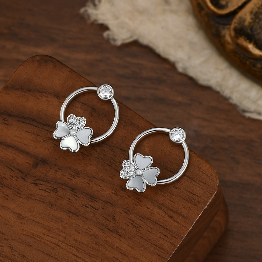 A delicate and versatile pair of mother-of-pearl four-leaf clover ear rings as a gift for your best friend Item Picture