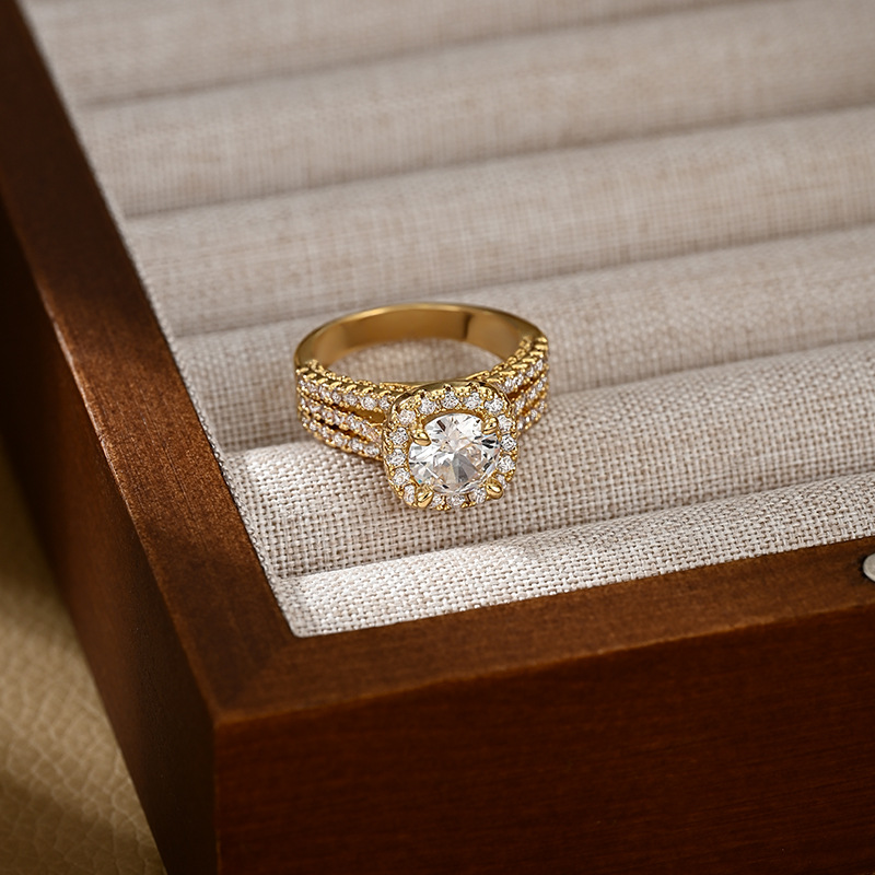 A French-style, elegant and dazzling square gemstone set everyday versatile ring Application Scenario