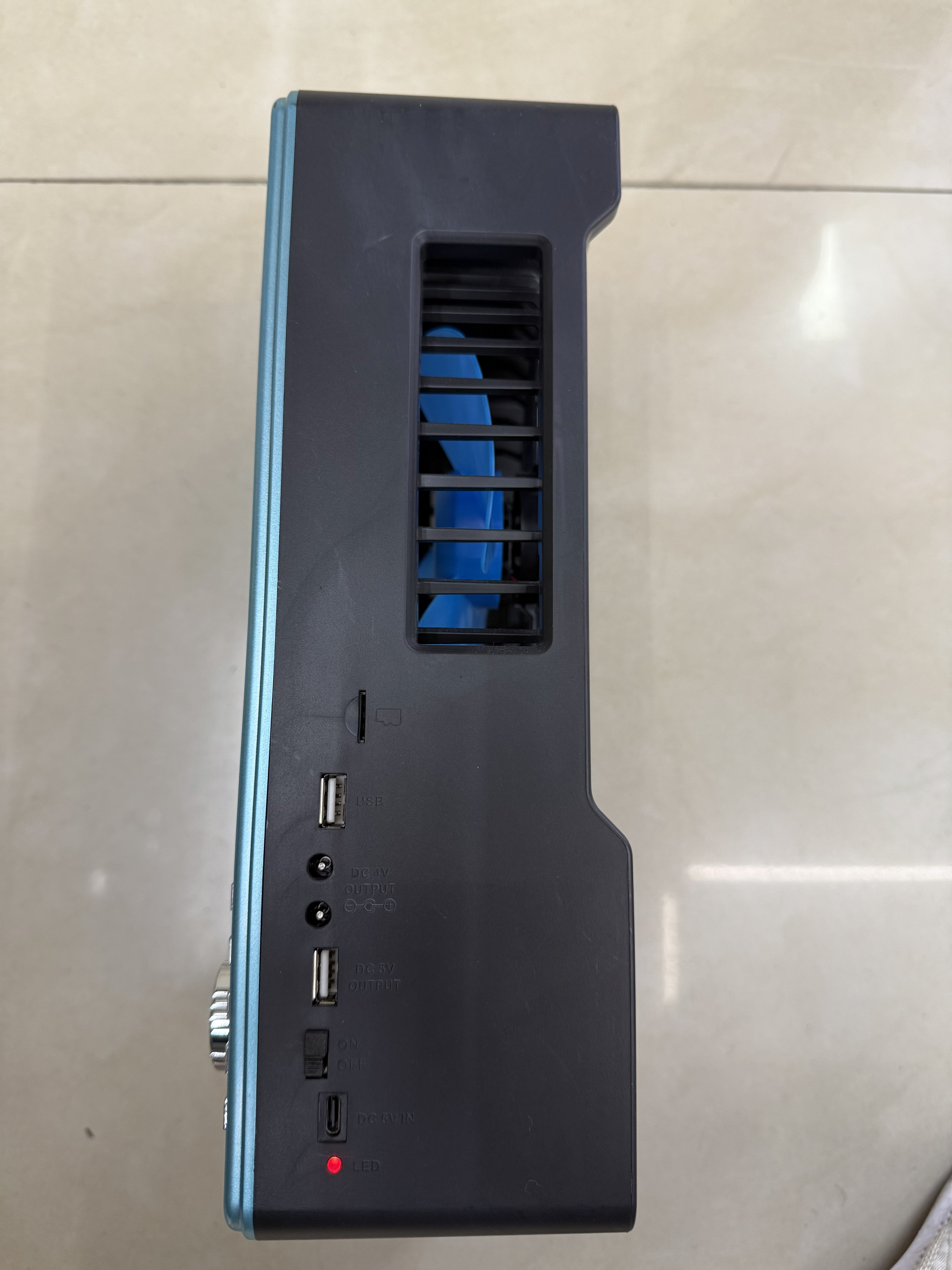 XB-916A solar radio Bluetooth speaker with light illumination, multi-band and multi-functional desktop ornament, USB music, TF card for playing music, for the elderly, solar panel for charging, discharging, cooling, heat dissipation and blowing Application Scenario