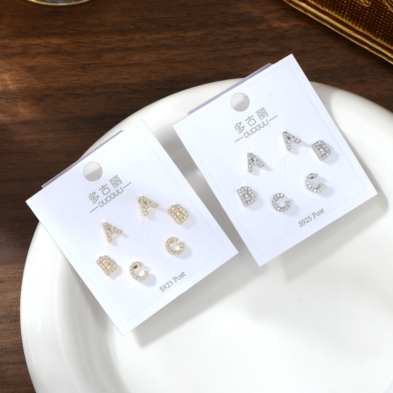 Oro lleno de diamantes letras pendientes ABC varios tipos de letras con diamantes pendientes una tarjeta tres pares de varios estilos
