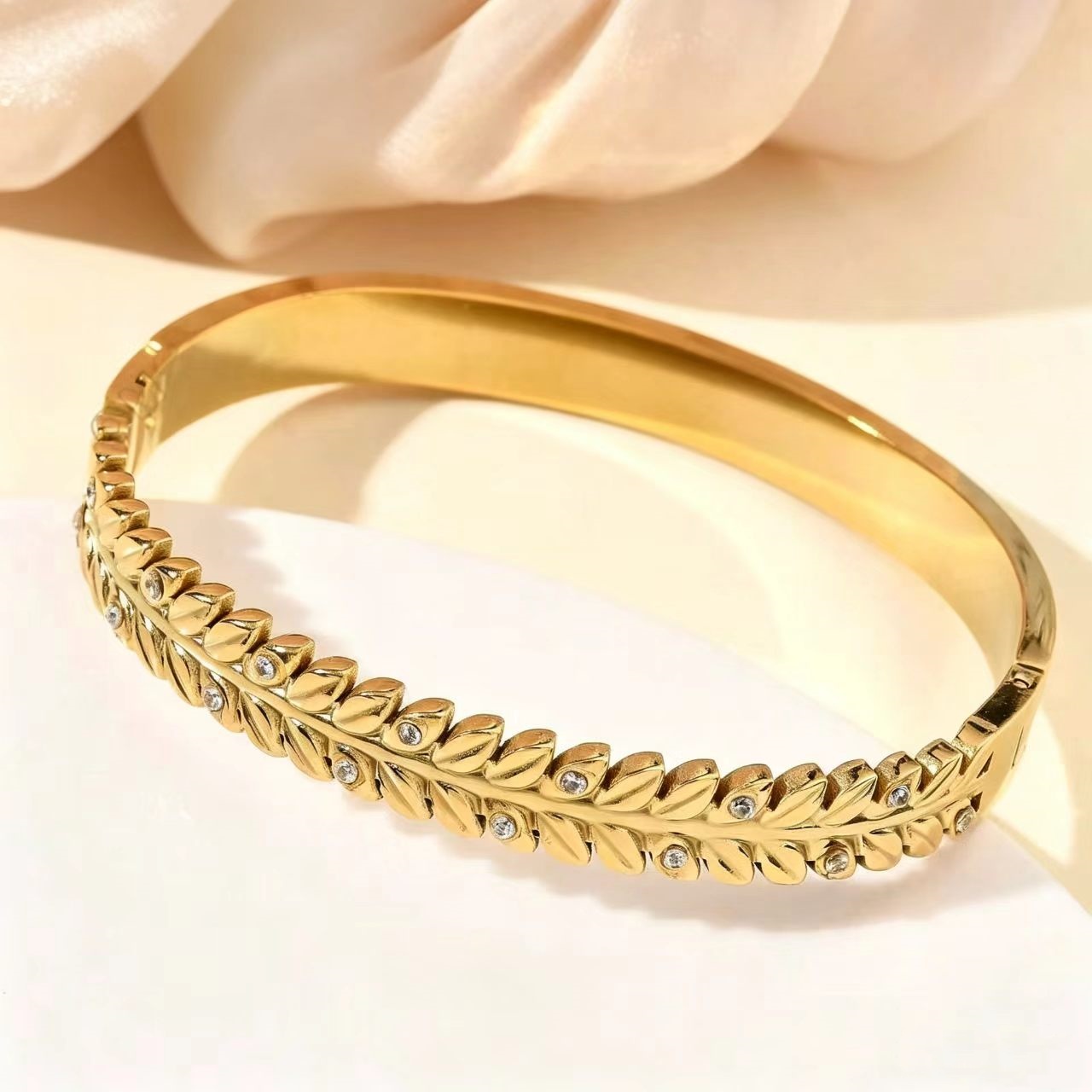 Gold and diamond-encrusted cat's eye stone jade bracelet with golden leaf shape design, fashionable and versatile ladies' jewelry gift details Picture