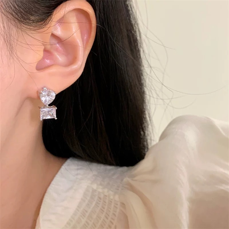 Silver heart-shaped square diamond pearl stud earrings, ear bone stud fashionable accessories, simple stud earrings, elegant and trendy style Specification image