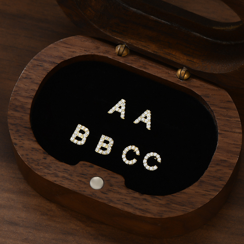 Oro lleno de diamantes letras pendientes ABC varios tipos de letras con diamantes pendientes una tarjeta tres pares de varios estilos Application Scenario