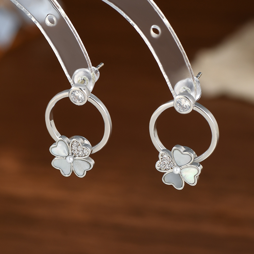 A delicate and versatile pair of mother-of-pearl four-leaf clover ear rings as a gift for your best friend Specification image