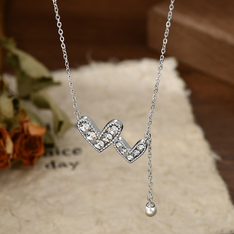 Atmósfera romántica sentido doble corazón broche diamante collar borla inteligente y suave versátil collar Specification image