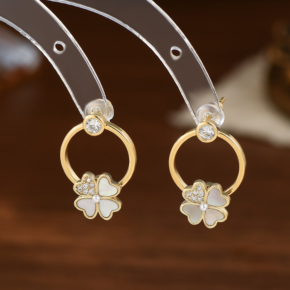 A delicate and versatile pair of mother-of-pearl four-leaf clover ear rings as a gift for your best friend details Picture