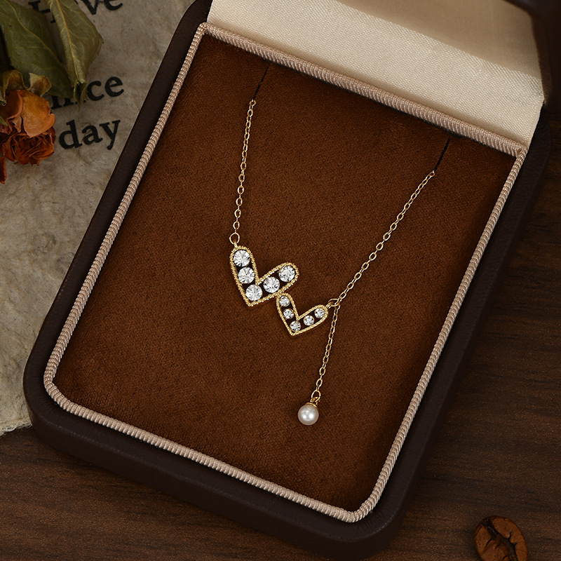 Atmósfera romántica sentido doble corazón broche diamante collar borla inteligente y suave versátil collar Application Scenario