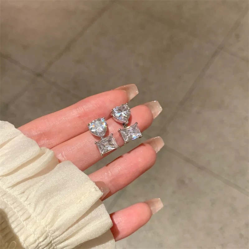 Silver heart-shaped square diamond pearl stud earrings, ear bone stud fashionable accessories, simple stud earrings, elegant and trendy style Application Scenario