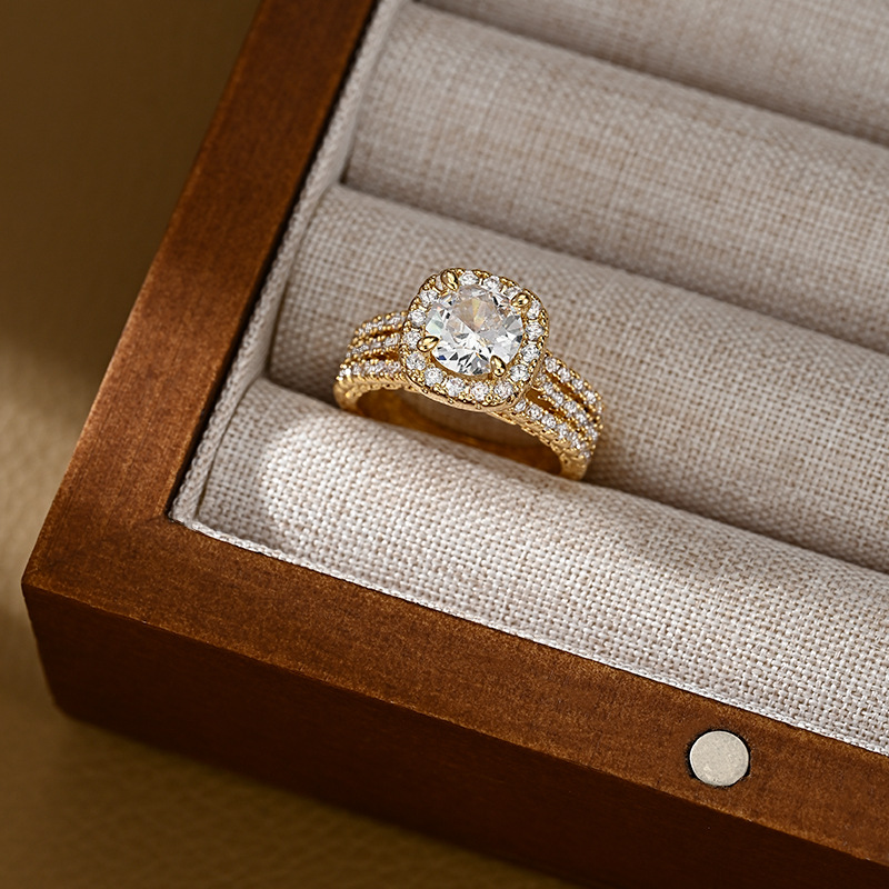 A French-style, elegant and dazzling square gemstone set everyday versatile ring Specification image