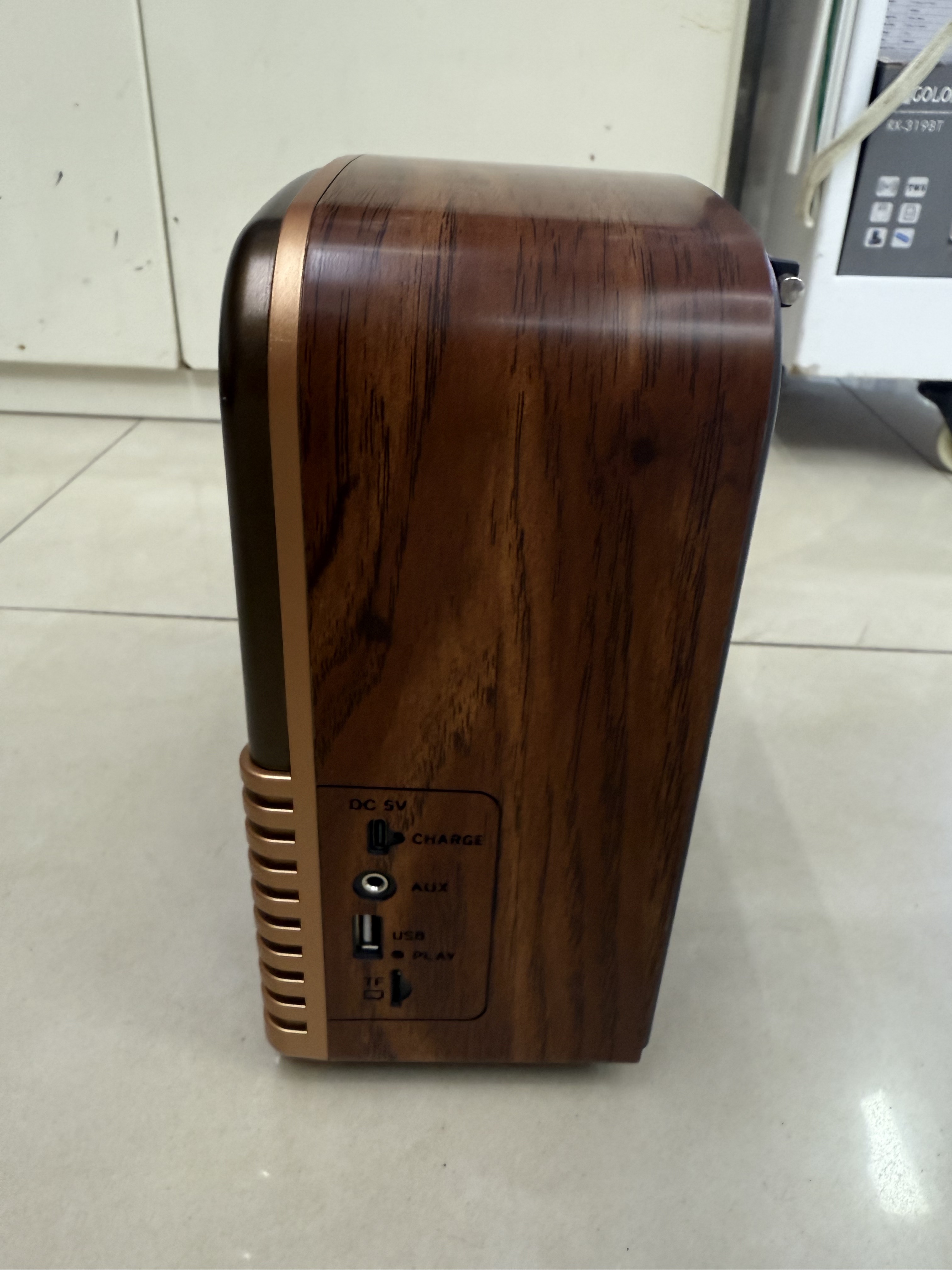 NS-7211BT classic retro radio Bluetooth speaker with clock, multi-band, multi-function, wood-grain retro design desktop ornament, USB music TF card for playing music, suitable for the elderly Application Scenario
