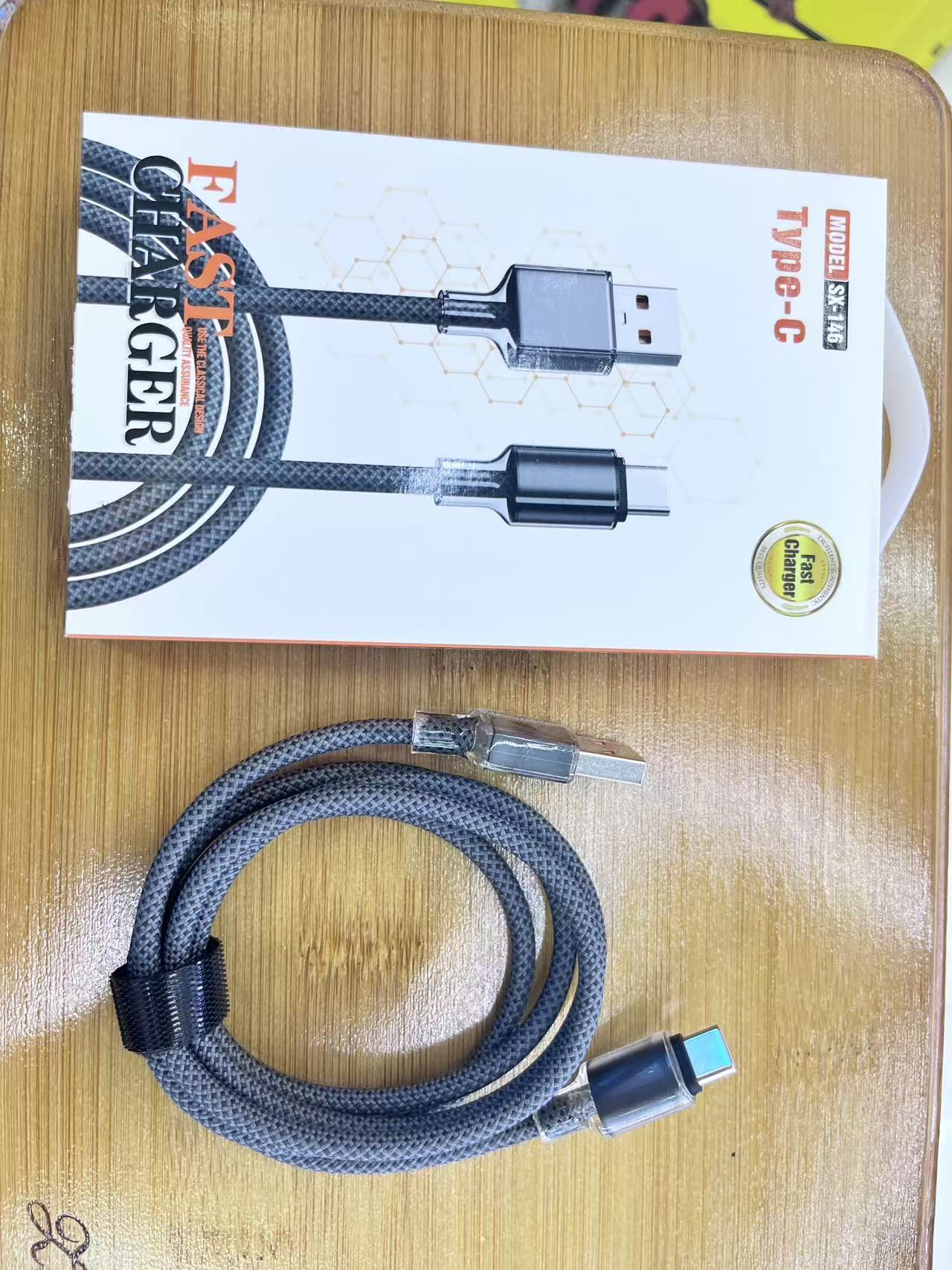 The Super Fast Charging Type-c data cable is suitable for charging Huawei, Apple 17, Xiaomi and OPPO mobile phones in vehicles. Application Scenario