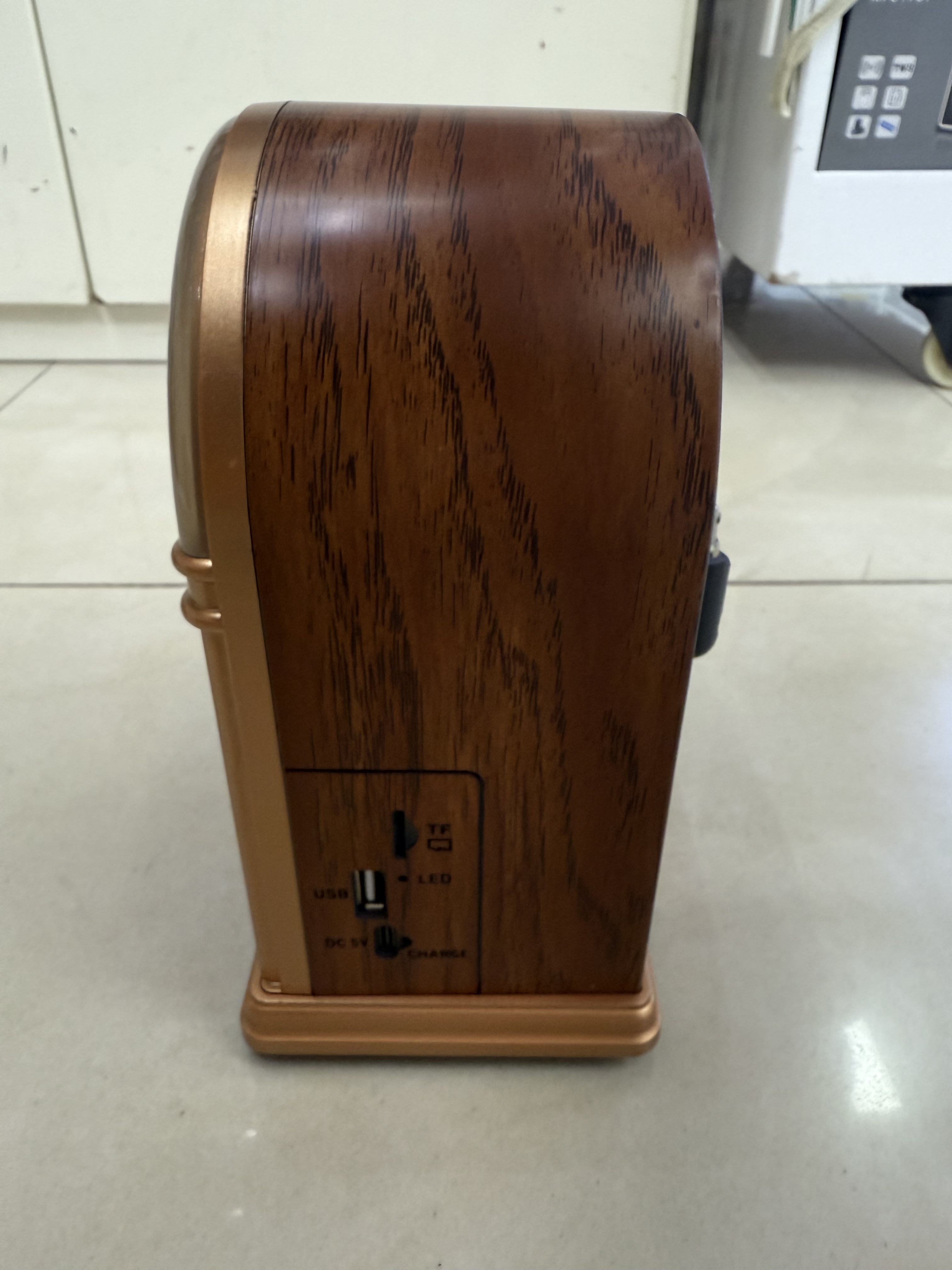 NS-7229BT classic retro radio Bluetooth speaker with color light, multi-band multi-function, wood grain retro design desktop decoration, USB music TF card for playing music, suitable for the elderly Application Scenario
