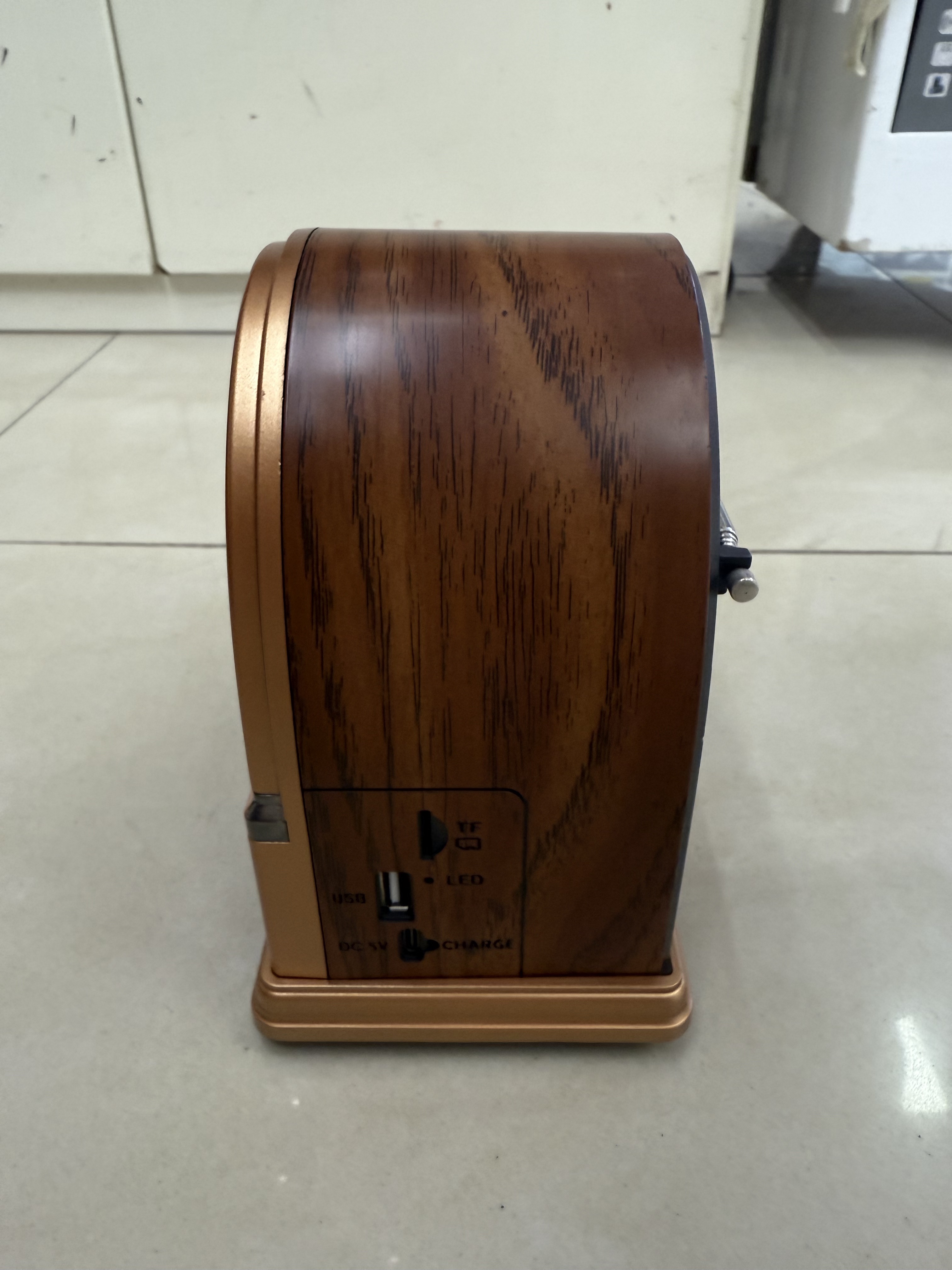NS-7228BT classic retro radio Bluetooth speaker, compact wood grain retro design, multi-band multi-functional desktop ornament, USB music TF card for playing music, suitable for the elderly Application Scenario