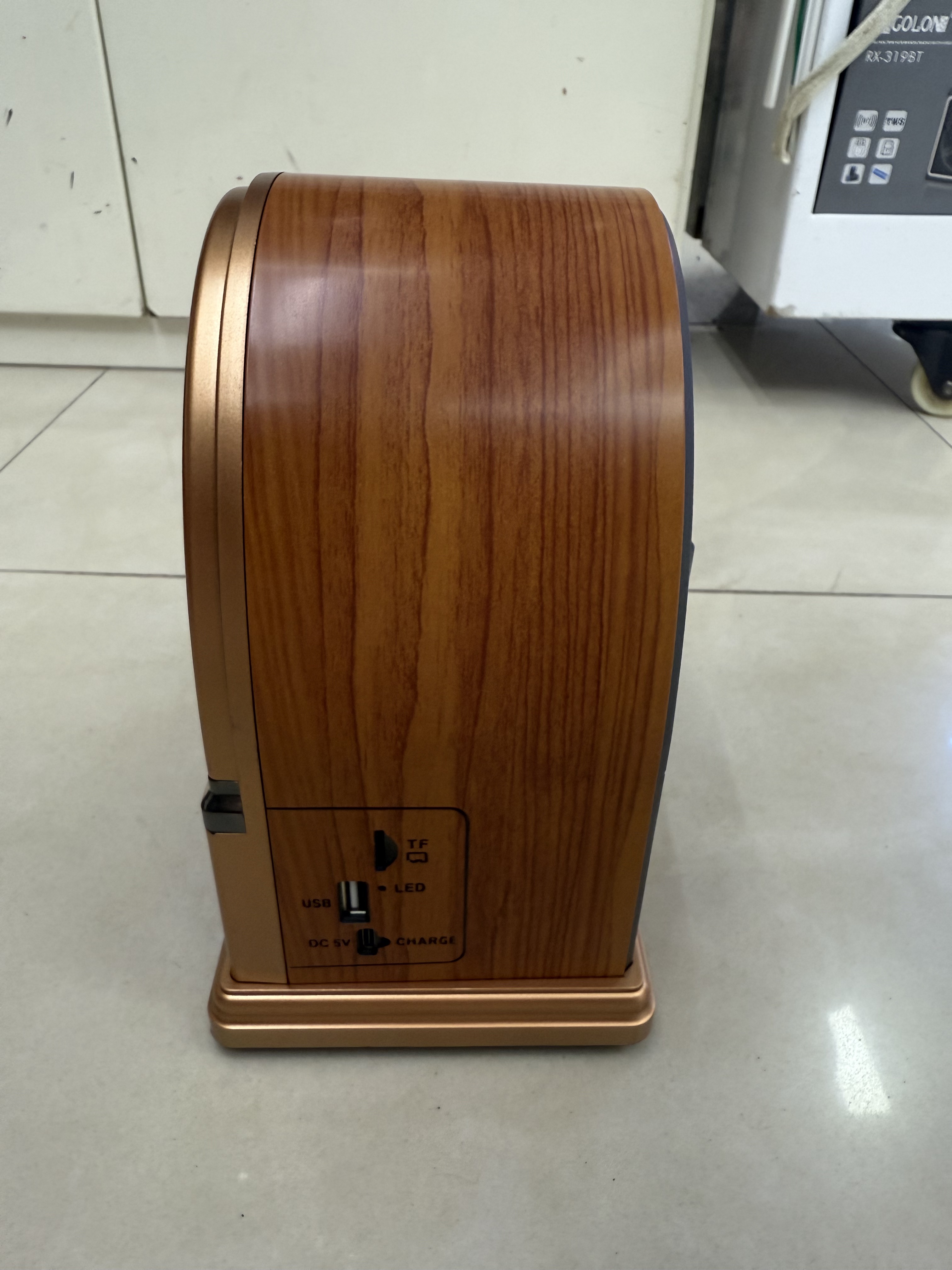 NS-7061BT classic retro radio Bluetooth speaker, wood grain retro design, multi-band multi-functional desktop ornament, USB music TF card for playing music, suitable for the elderly Application Scenario