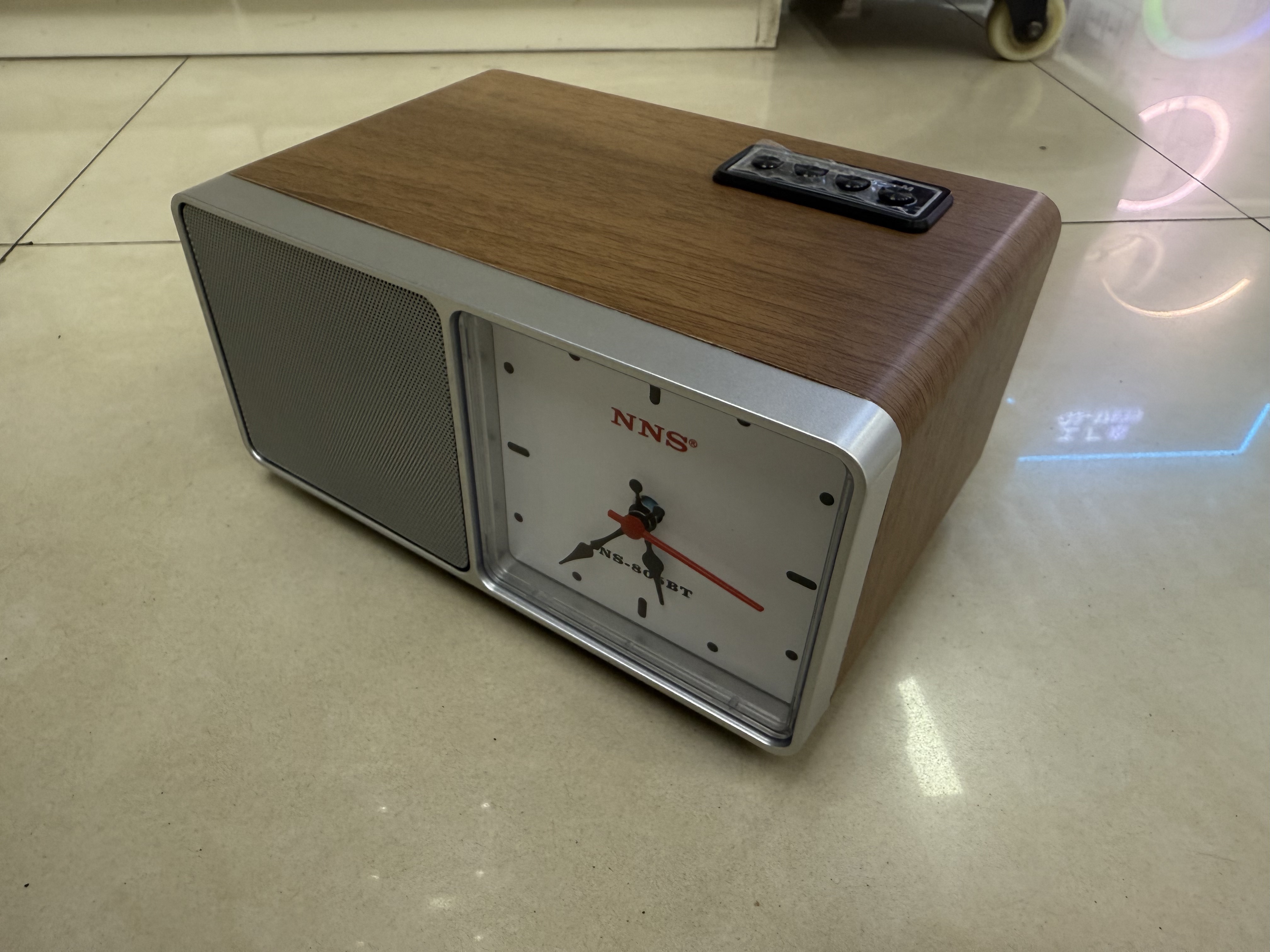The NS-805BT classic retro radio Bluetooth speaker, with a wood grain texture and a simple watch style, is a multi-functional desktop decoration. It is a USB music TF card for playing music and is suitable for giving as a gift to the elderly Specification image