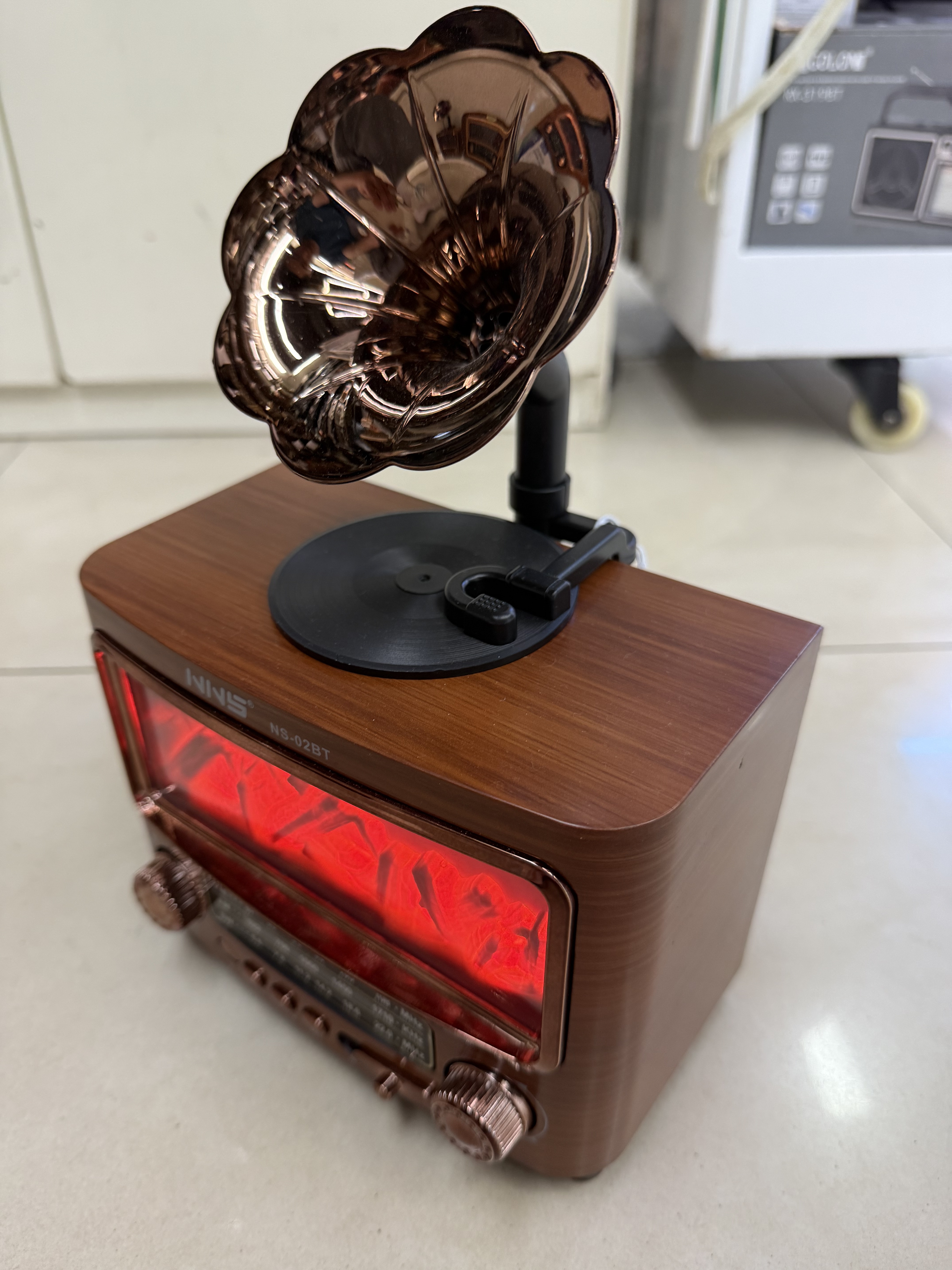 NS-02BT, a new retro radio Bluetooth speaker, is designed in the shape of a wood grain gramophone, a stove, a light, a multi-band, multi-functional desktop ornament, a USB music TF card, and is suitable for giving as a gift to the elderly Specification image