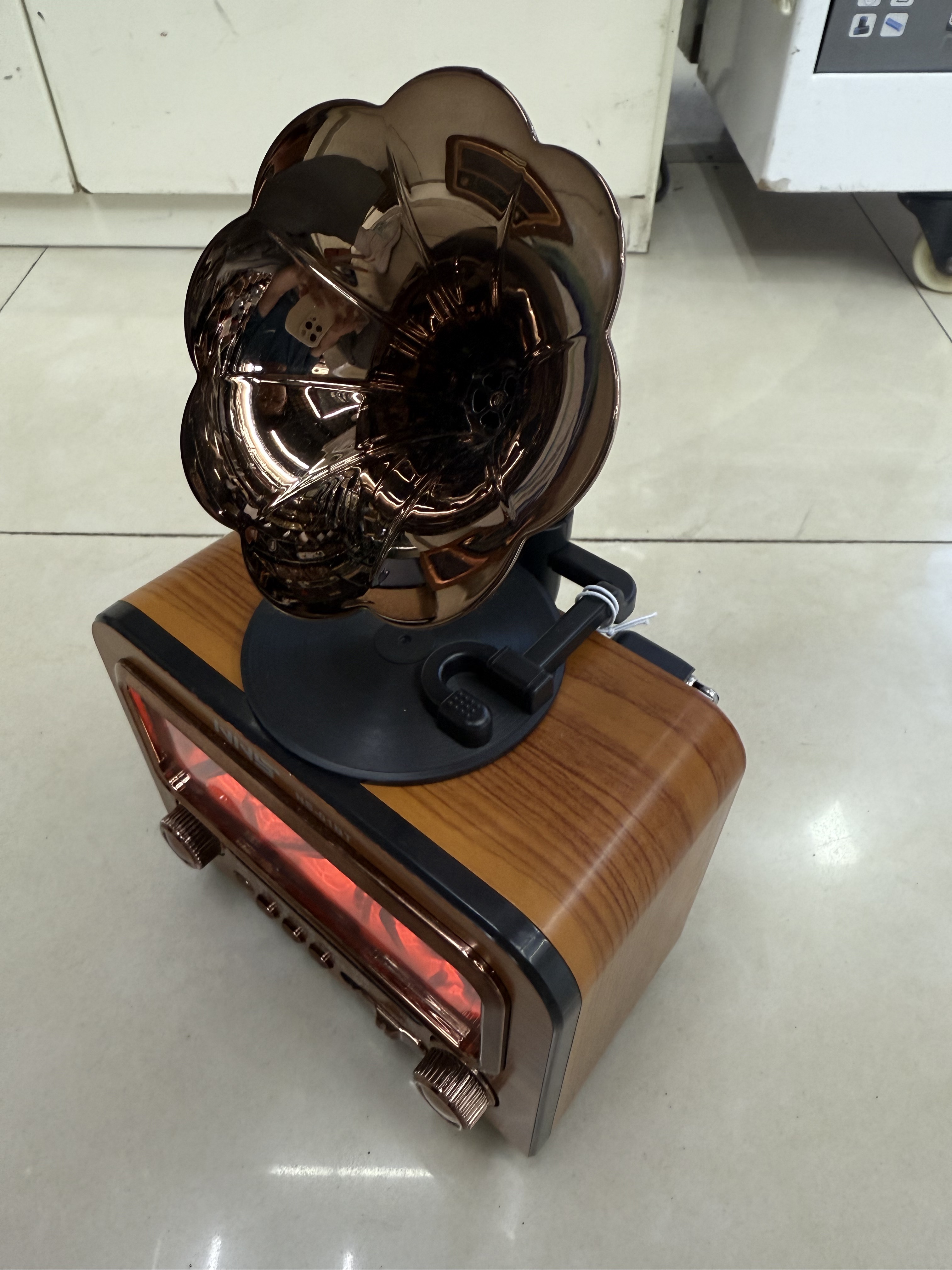 NS-01BT, a new retro radio Bluetooth speaker, is designed in the shape of a wood grain gramophone, a stove, a light, a multi-band, multi-functional desktop ornament, a USB music TF card, and is suitable for giving as a gift to the elderly Specification image