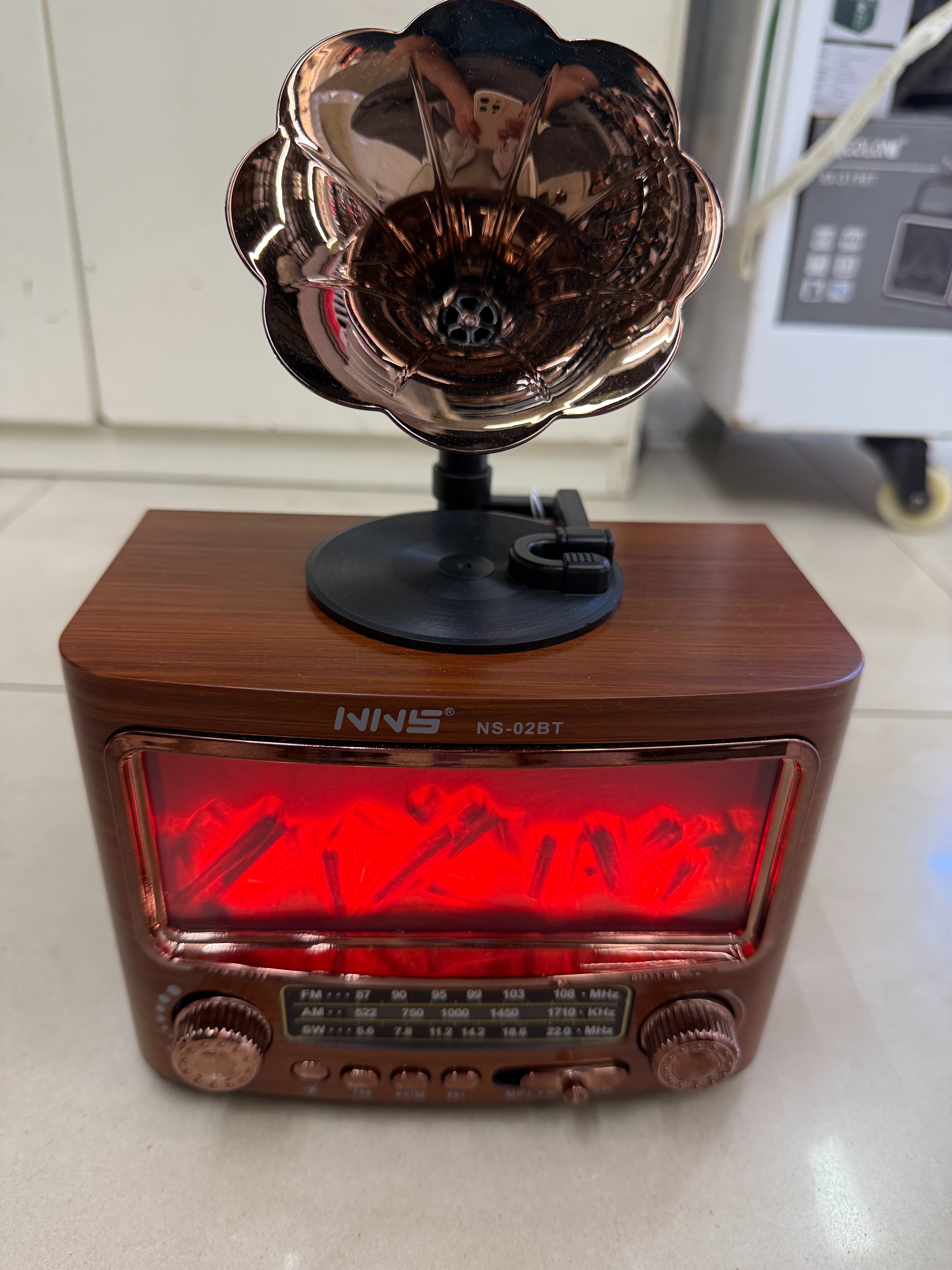 NS-02BT, a new retro radio Bluetooth speaker, is designed in the shape of a wood grain gramophone, a stove, a light, a multi-band, multi-functional desktop ornament, a USB music TF card, and is suitable for giving as a gift to the elderly details Picture