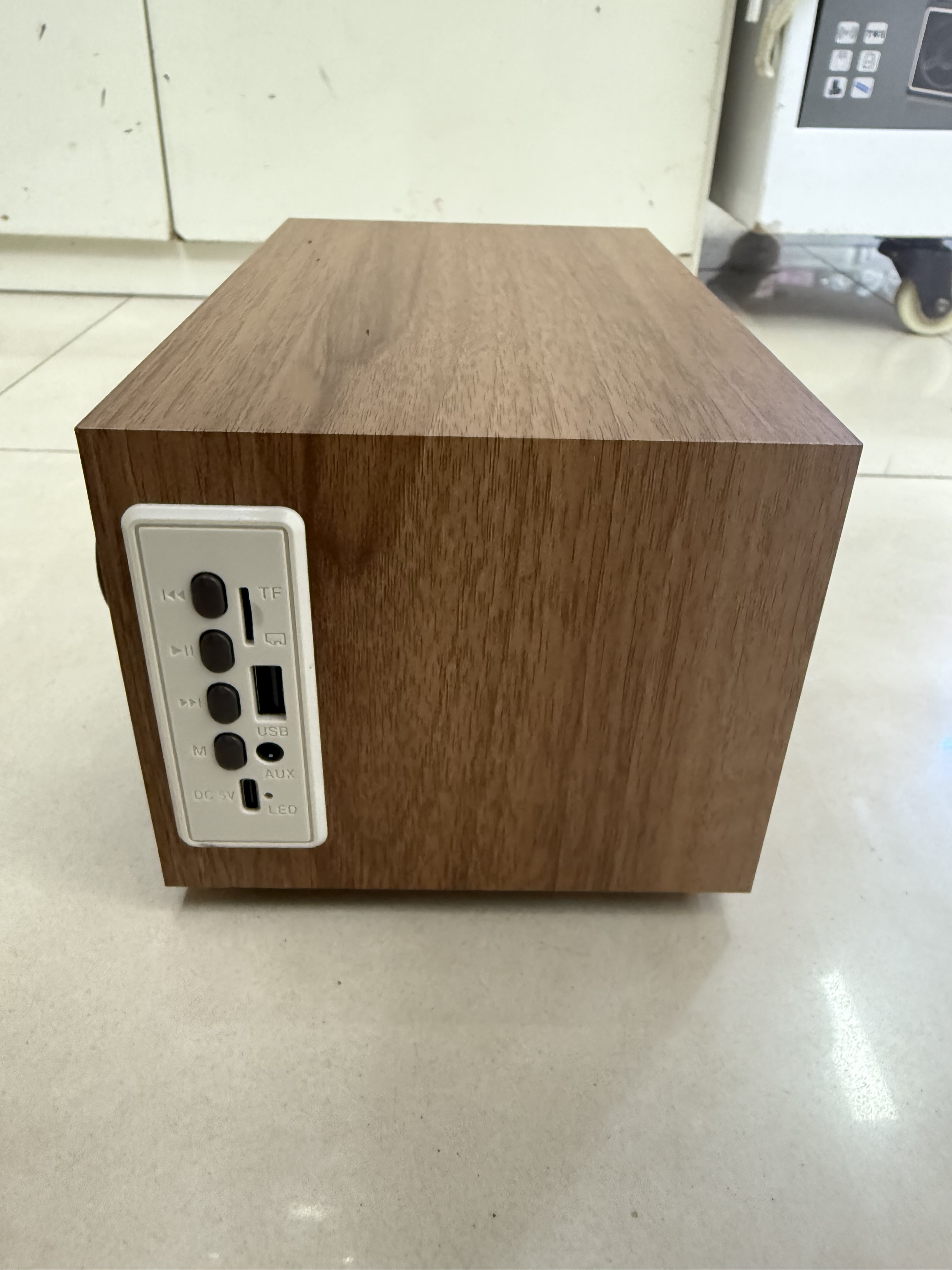 NS-805BT classic retro radio Bluetooth speaker, wood grain texture, simple style, multi-band, multi-functional desktop decoration, USB music TF card for playing music, suitable for gifting to the elderly Application Scenario
