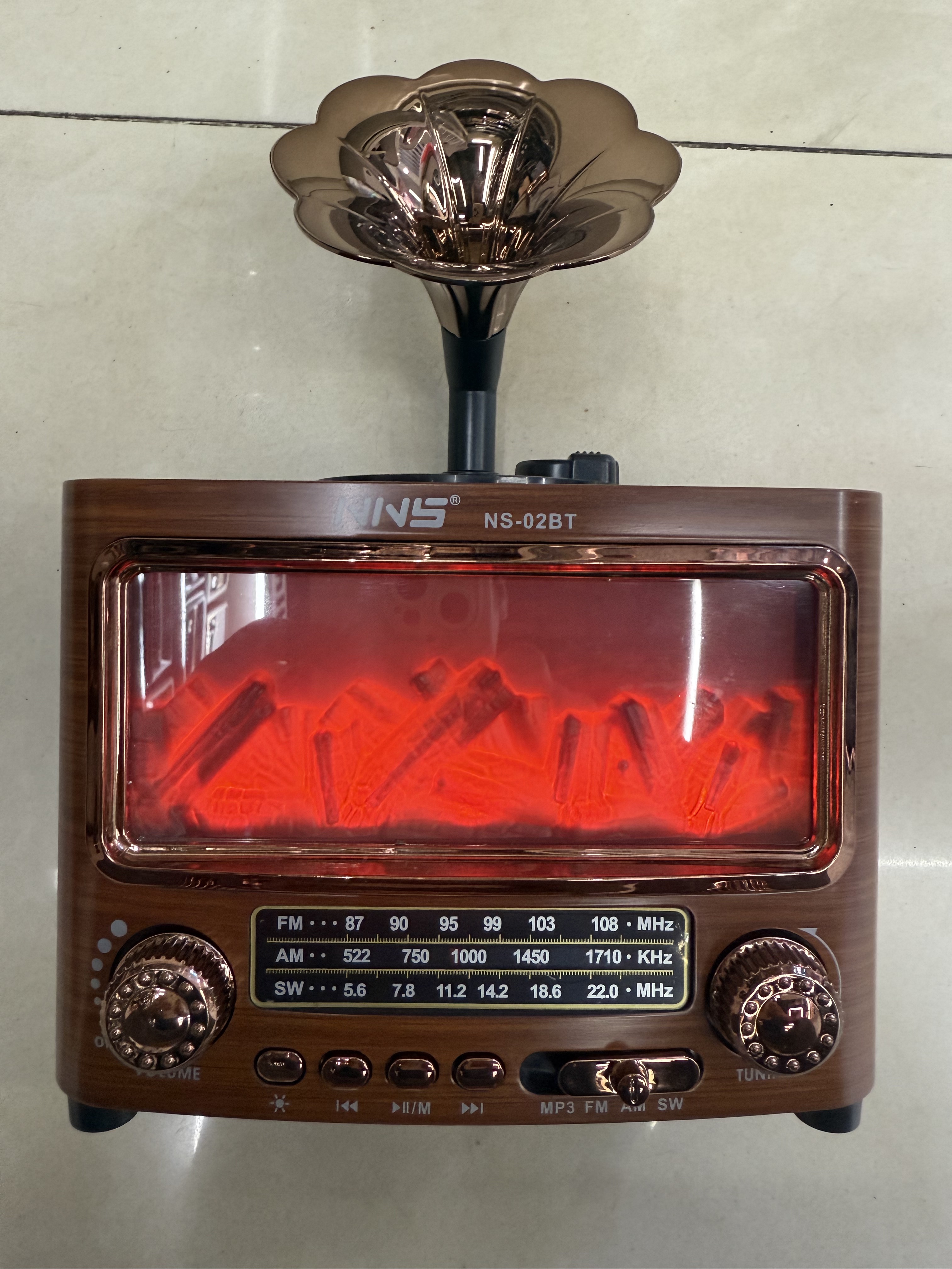 NS-02BT, a new retro radio Bluetooth speaker, is designed in the shape of a wood grain gramophone, a stove, a light, a multi-band, multi-functional desktop ornament, a USB music TF card, and is suitable for giving as a gift to the elderly