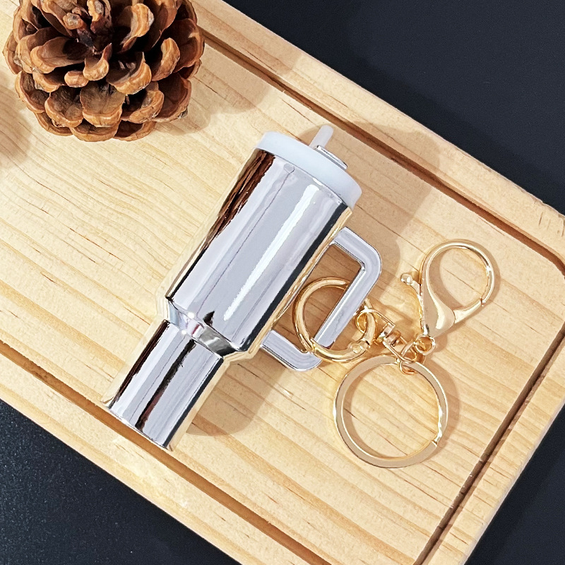 كؤوس سيارات ملونة معلقة على الزينة Item Picture