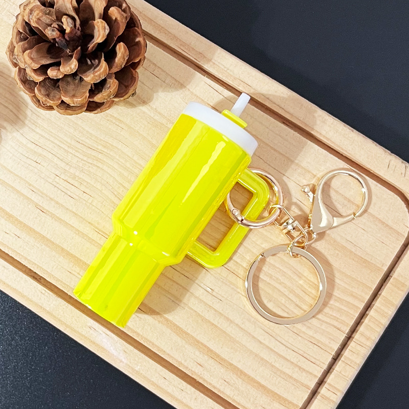 كؤوس سيارات ملونة معلقة على الزينة detail image 1