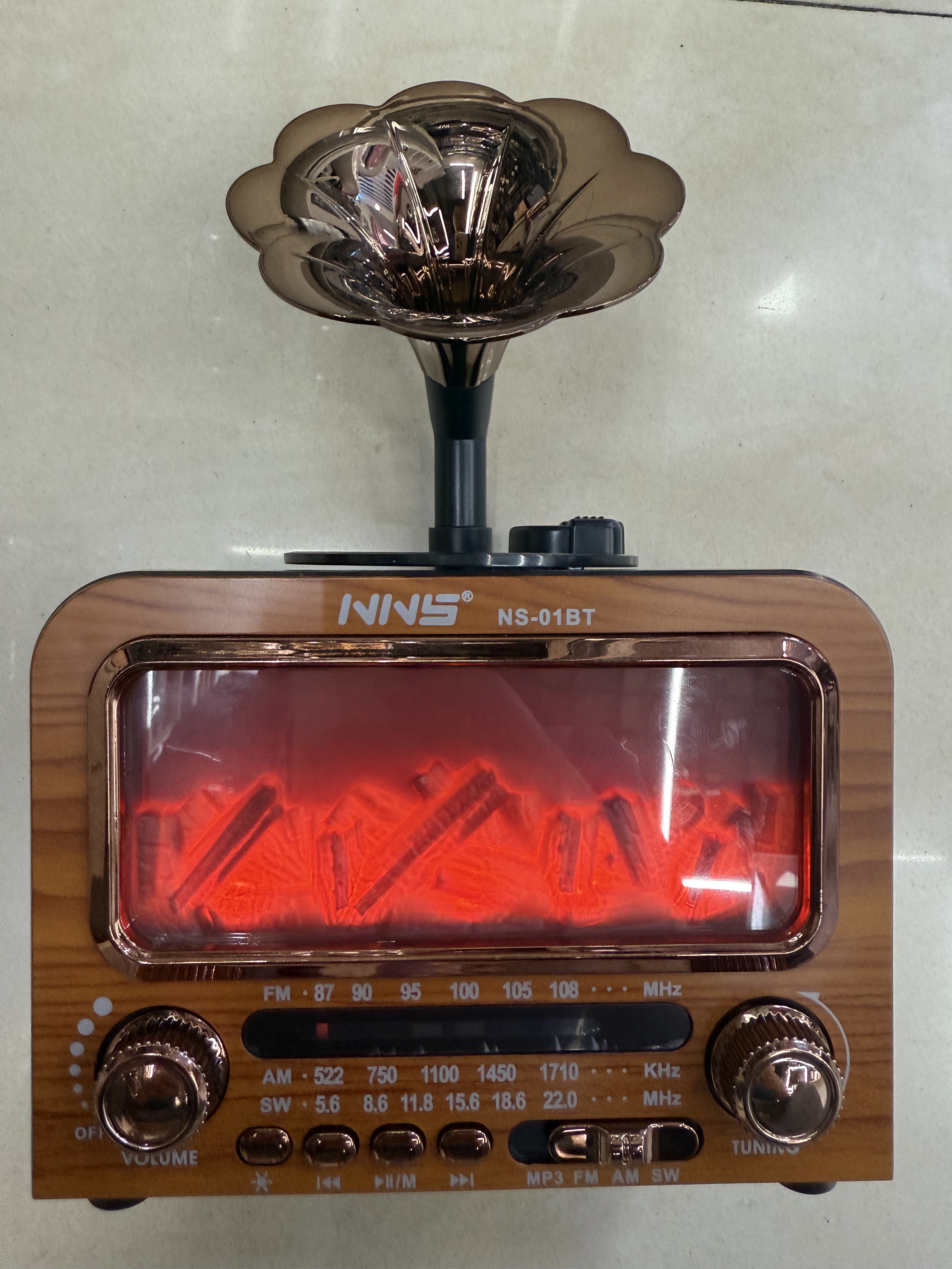 NS-01BT, a new retro radio Bluetooth speaker, is designed in the shape of a wood grain gramophone, a stove, a light, a multi-band, multi-functional desktop ornament, a USB music TF card, and is suitable for giving as a gift to the elderly