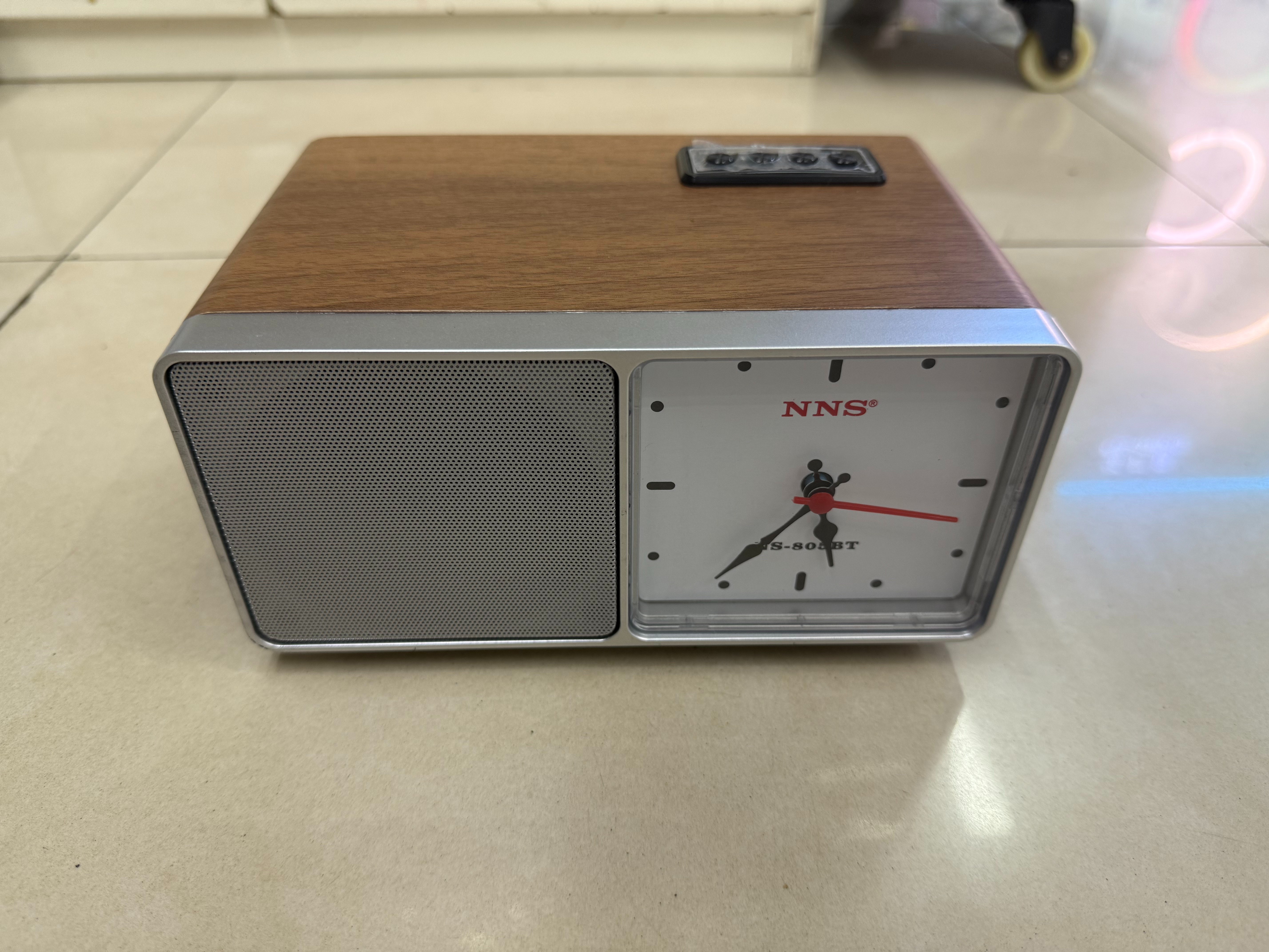 The NS-805BT classic retro radio Bluetooth speaker, with a wood grain texture and a simple watch style, is a multi-functional desktop decoration. It is a USB music TF card for playing music and is suitable for giving as a gift to the elderly