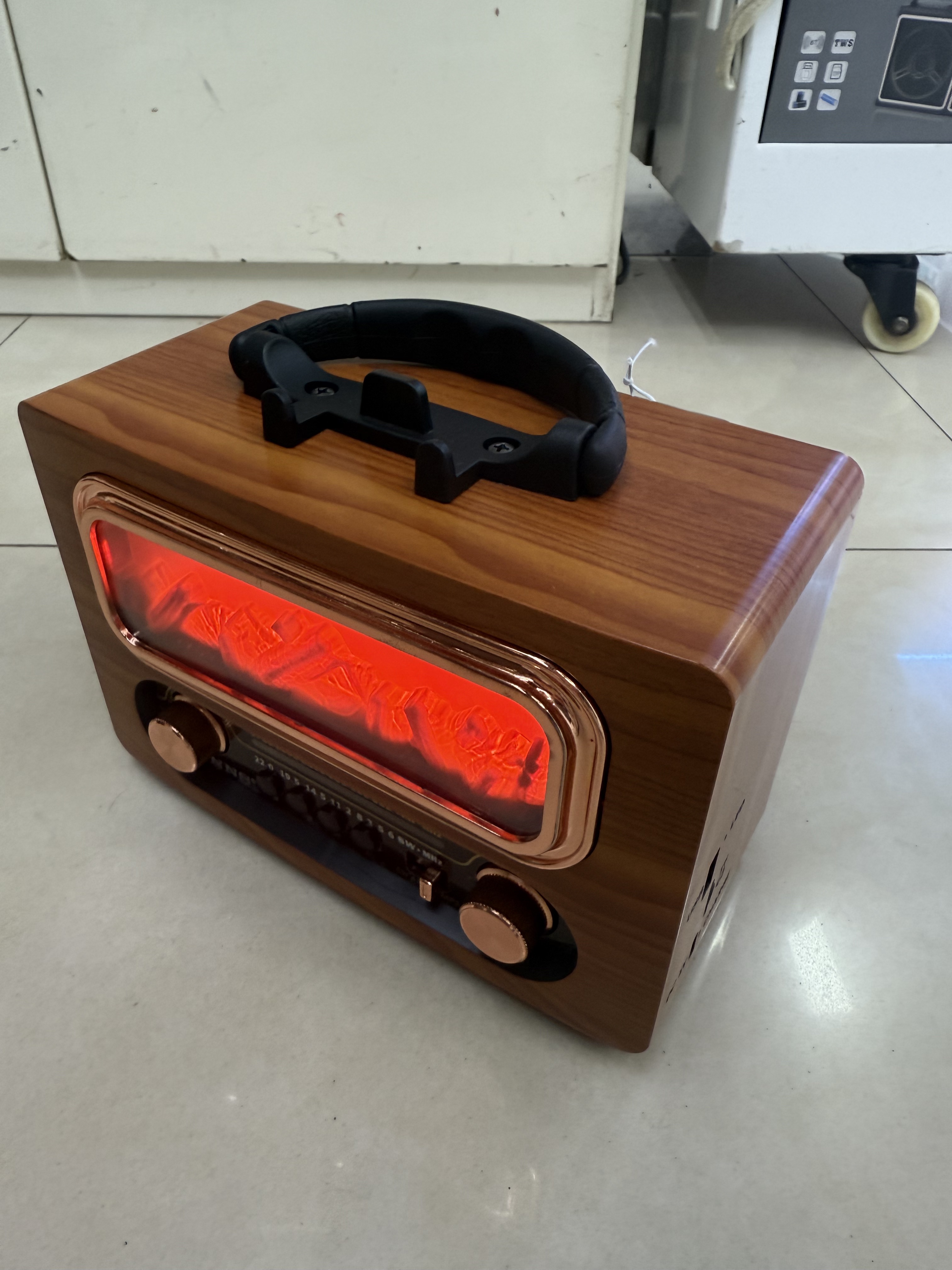 NS-902BT, a new retro radio Bluetooth speaker, features a wood-grain firewood-shaped design with a light, multi-band and multi-functional desktop decoration, USB music, and a TF card for playing music. It is suitable for giving as a gift to the elderly Specification image