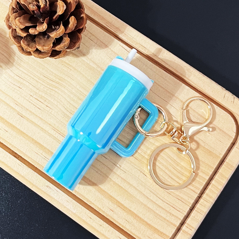 كؤوس سيارات ملونة معلقة على الزينة Specification image