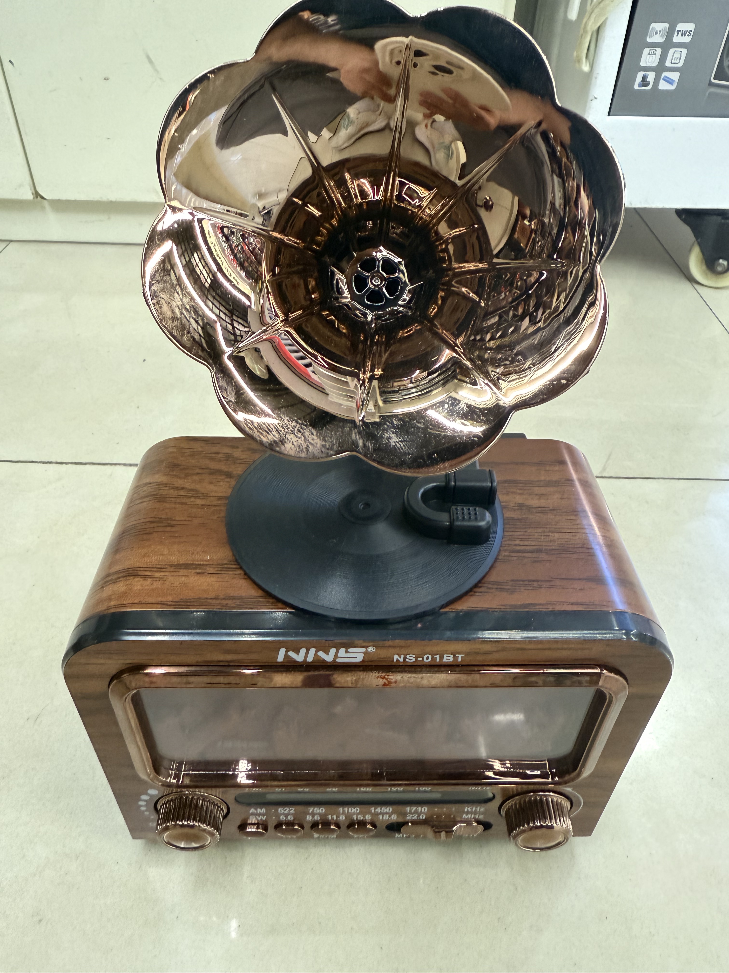 NS-01BT, a new retro radio Bluetooth speaker, is designed in the shape of a wood grain gramophone, a stove, a light, a multi-band, multi-functional desktop ornament, a USB music TF card, and is suitable for giving as a gift to the elderly Application Scenario