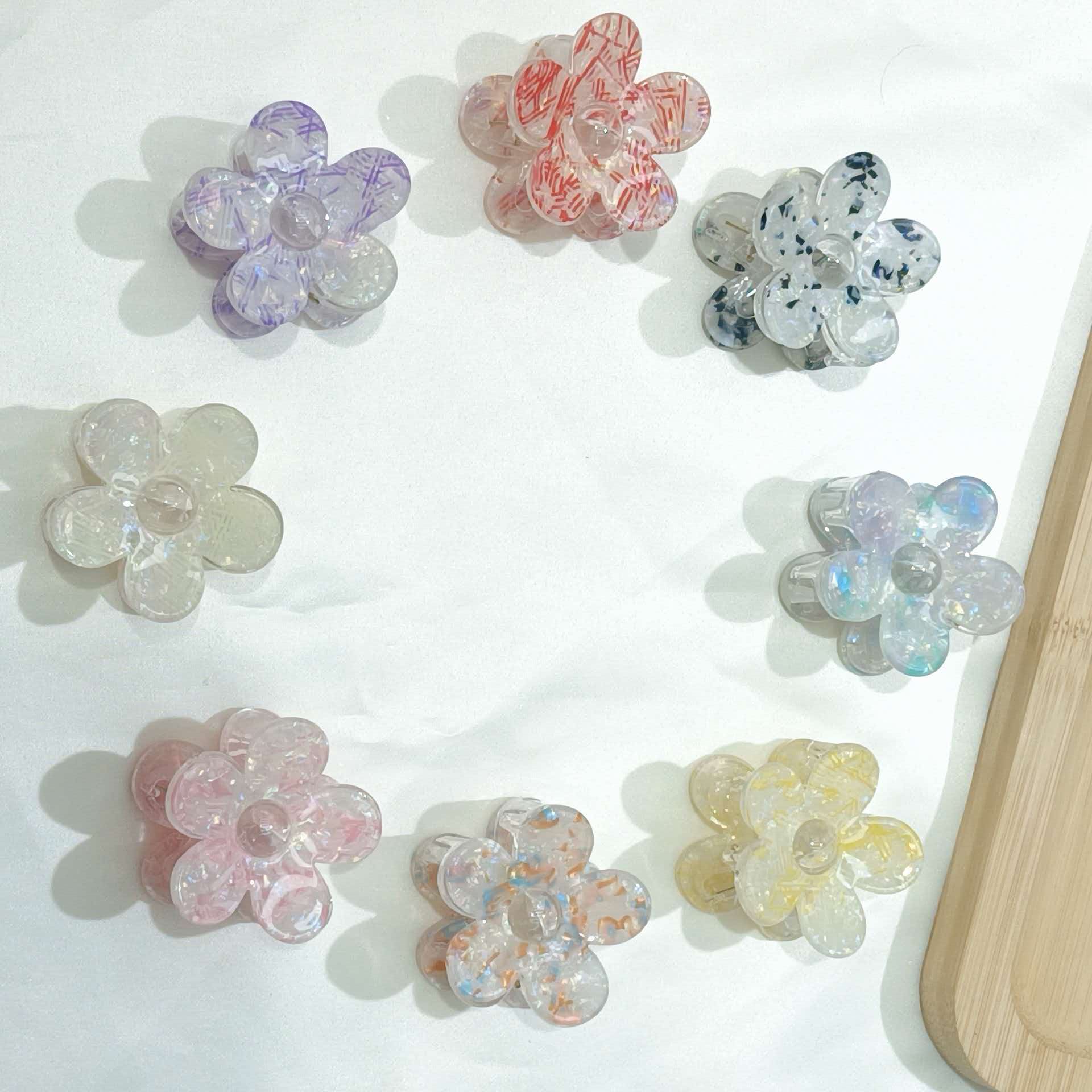 A new transparent hair accessory for women, featuring a simple and elegant Korean-style flower-shaped hairpin with a fresh and clean look at the back of the head