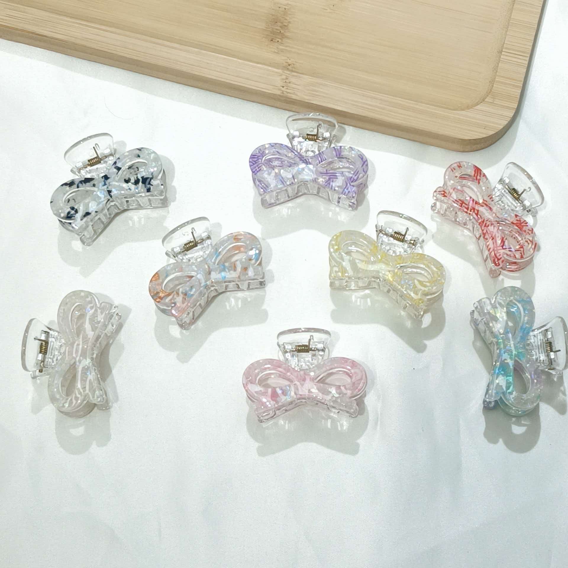 A new small-sized bow clip headwear with a minimalist semi-tied hairpin that exudes a sense of elegance and sophistication