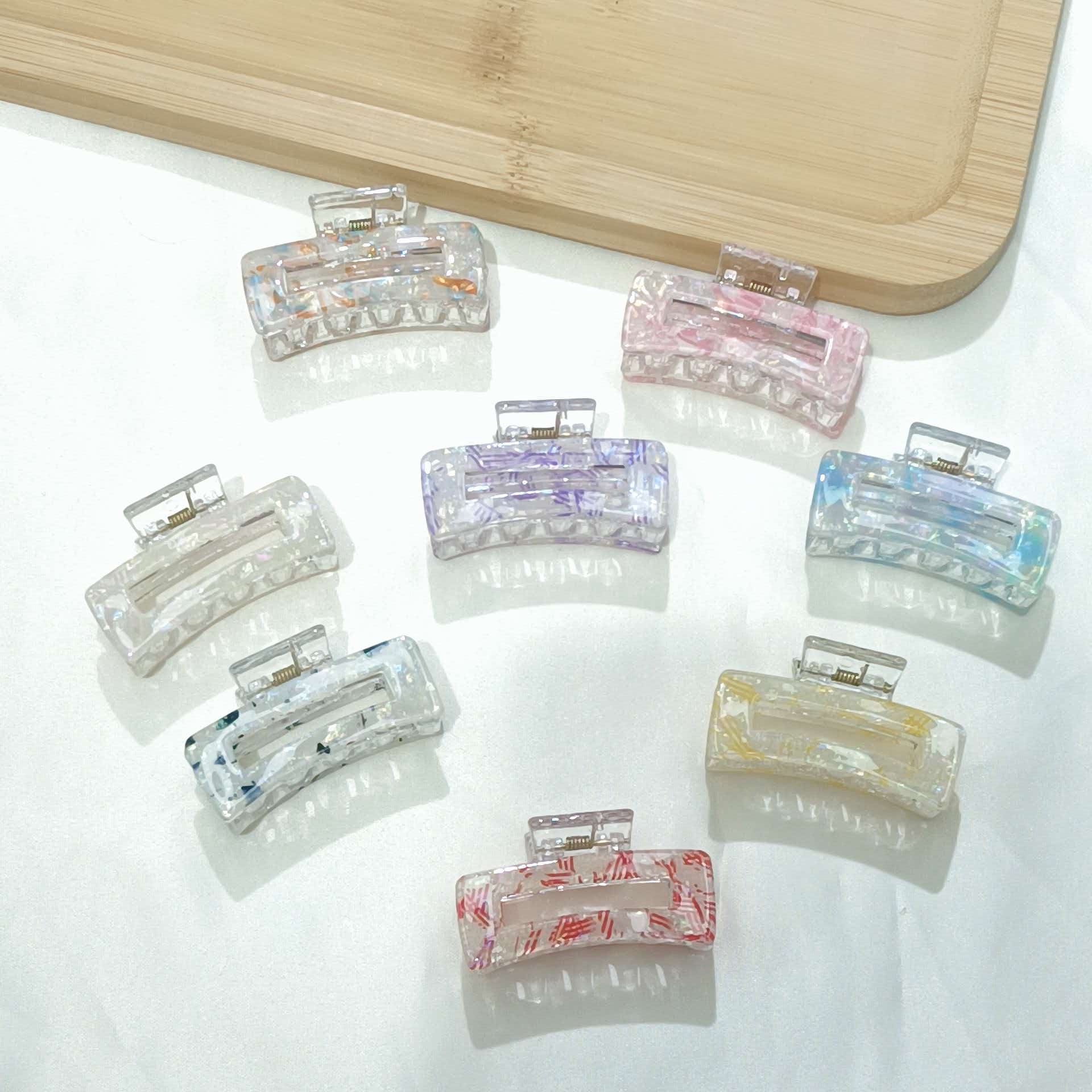 The shark clip at the back of the head is a new, simple hairpin with a high-end feel