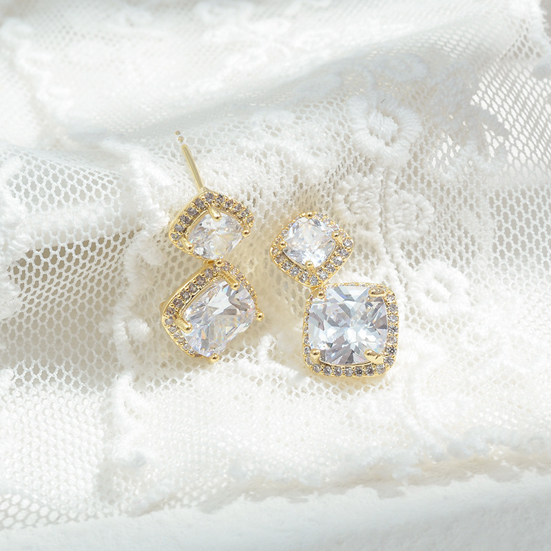 The light luxury style double-layer pendant sugar stud earrings shine with exquisite elegance and are versatile Specification image