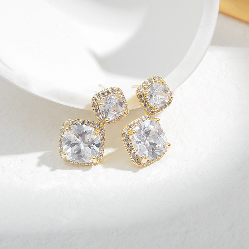 The light luxury style double-layer pendant sugar stud earrings shine with exquisite elegance and are versatile Application Scenario