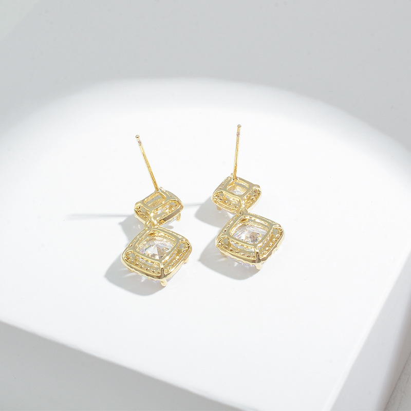 The light luxury style double-layer pendant sugar stud earrings shine with exquisite elegance and are versatile Item Picture