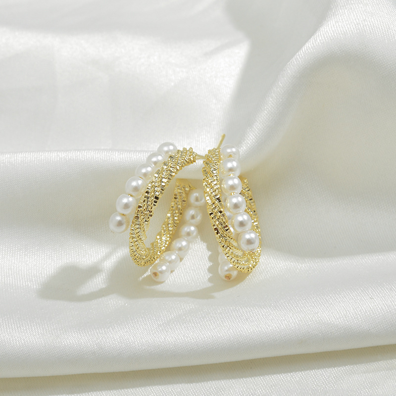 French retro double-layer broken gold bead C-ring ear rings, a high-end female style with golden texture and elegant style Application Scenario