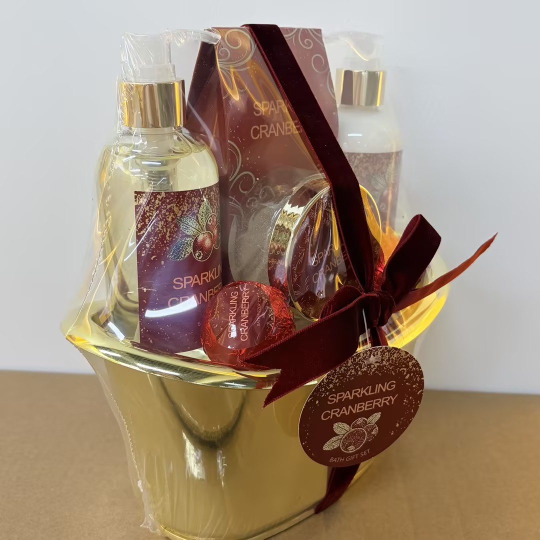 Mother's Day Gift box: Golden bathtub decoration set, bath, shampoo, fragrance, gift, with pine branches and berries as embellishments Specification image
