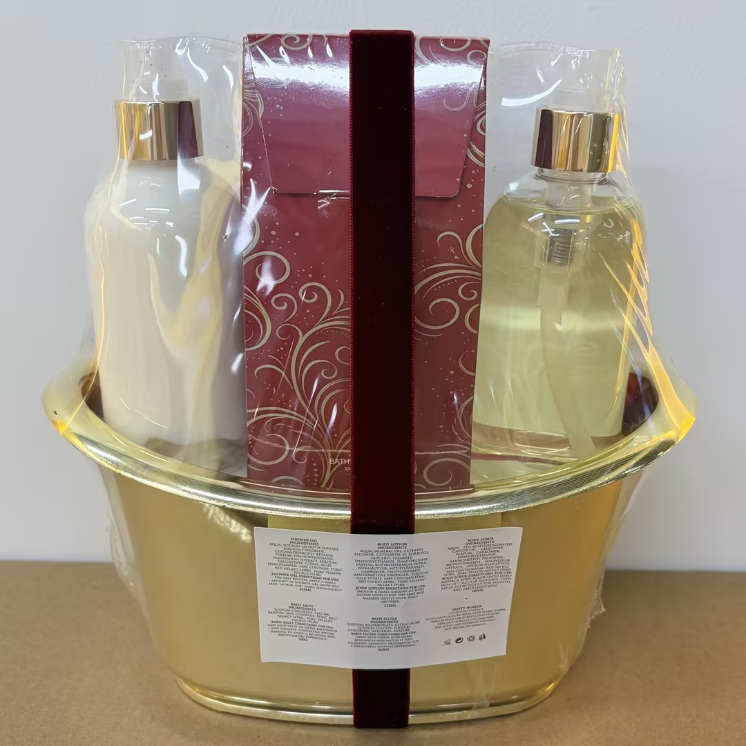 Mother's Day Gift box: Golden bathtub decoration set, bath, shampoo, fragrance, gift, with pine branches and berries as embellishments details Picture