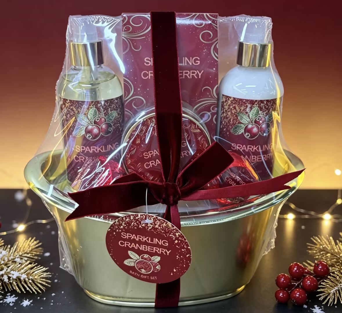 Mother's Day Gift box: Golden bathtub decoration set, bath, shampoo, fragrance, gift, with pine branches and berries as embellishments
