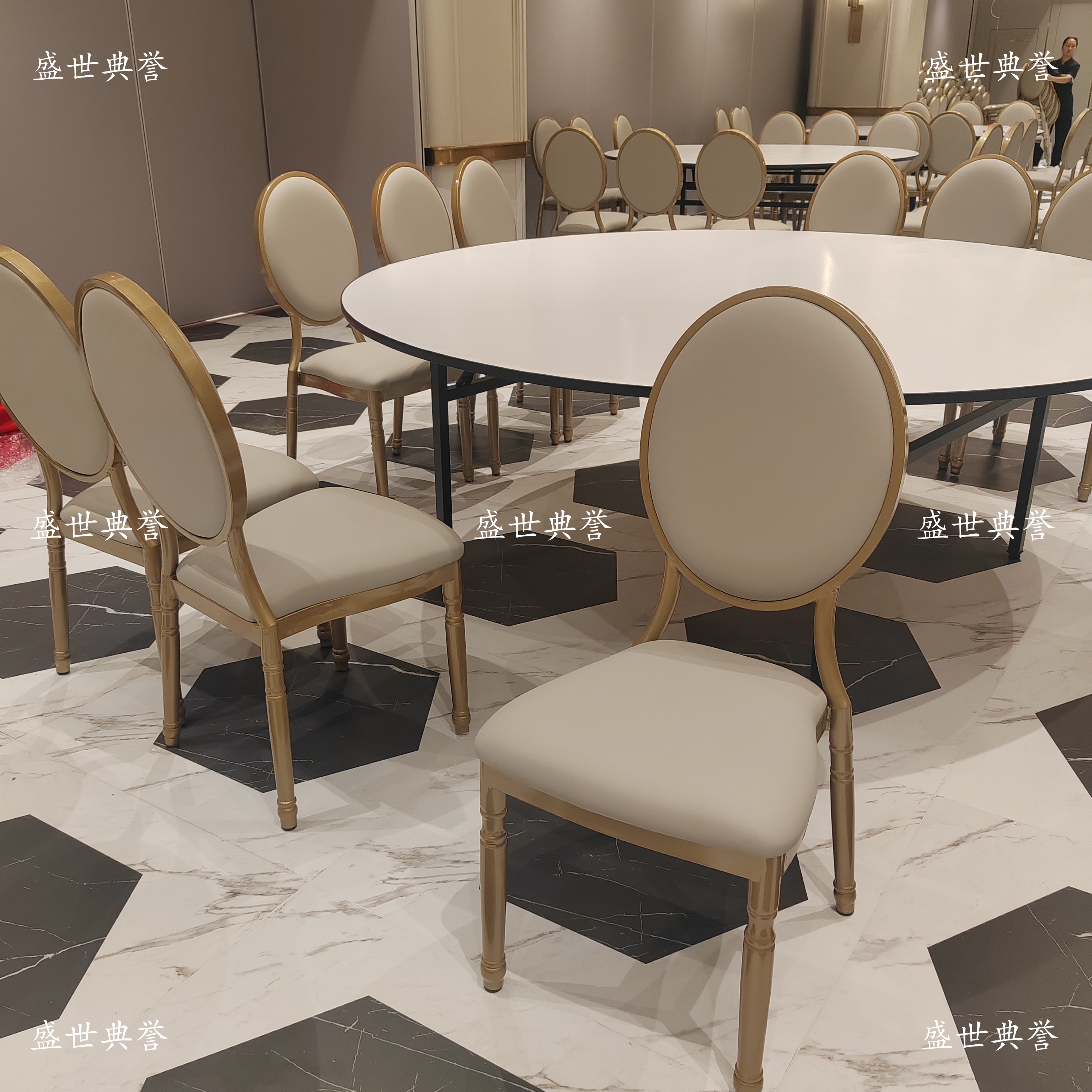 Panjin International Hotel Banquet dining tables and chairs, wedding hall theme wedding banquet sun chairs, banquet center banquet round back chairs