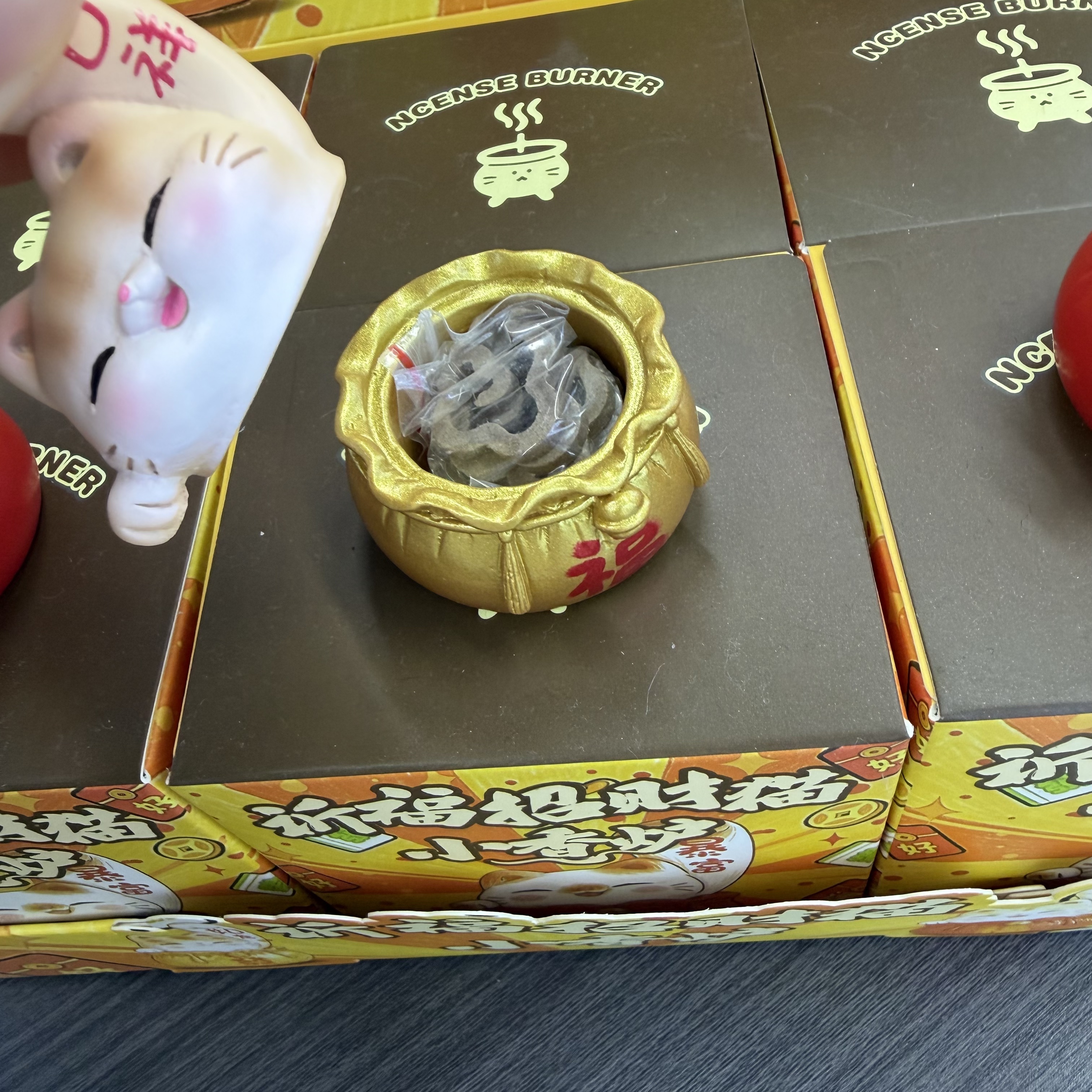 Trendy blind box toys, Maneki Neko figurines, small incense burners, trendy blind bag boxes, collection gifts, novel and interesting office figurines Application Scenario