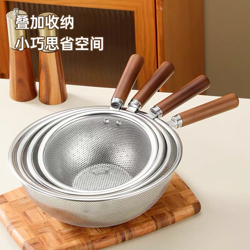 Food-grade 304 stainless steel solid wood handle anti-scald draining scoop, household kitchen draining scoop for noodles and dumplings Application Scenario