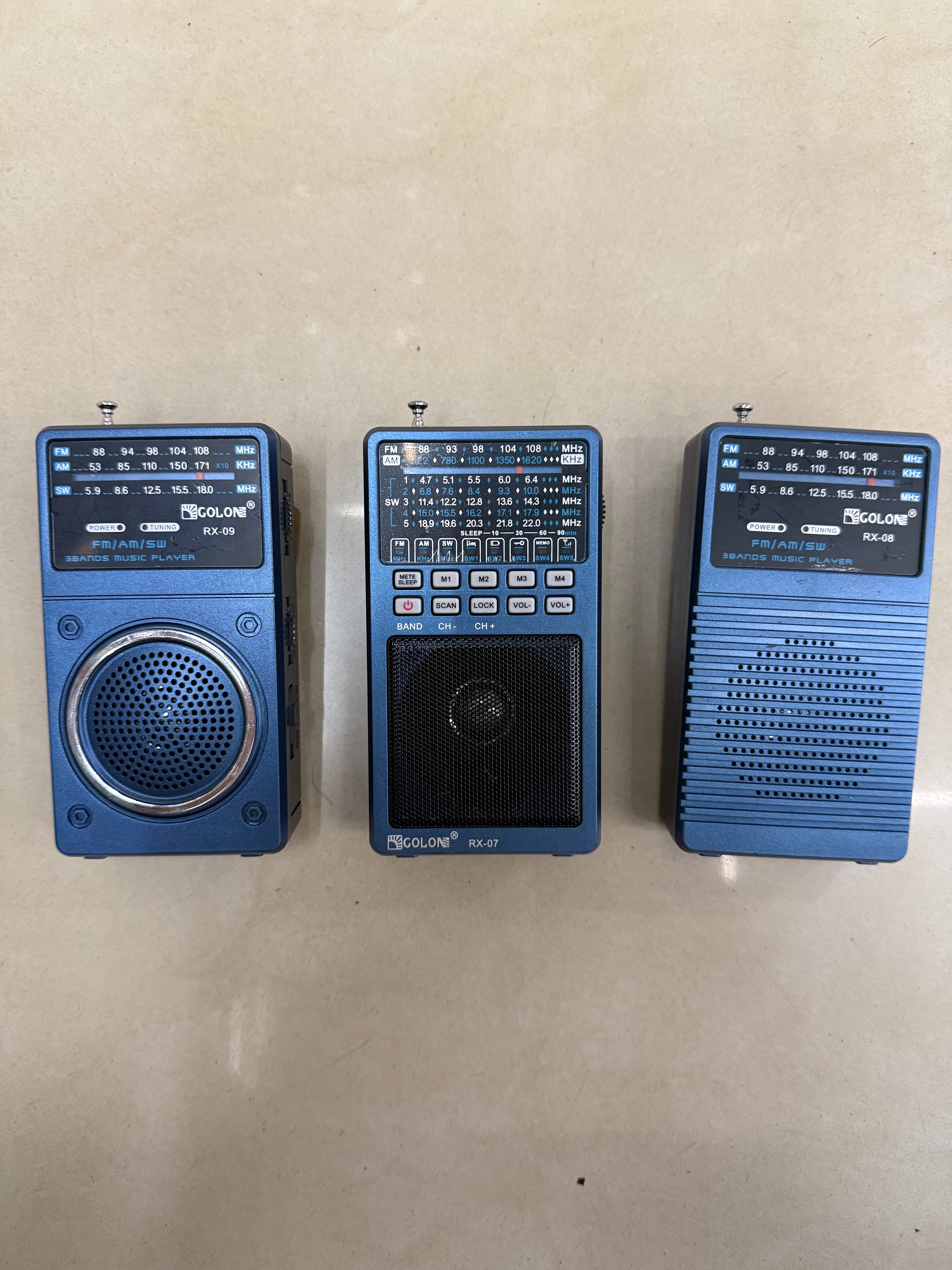 The new models of radios, RX-07, RX-08 and RX-09, feature a classic metallic texture and multi-band design. They are compact and portable, suitable for playing music and are ideal for the elderly Item Picture