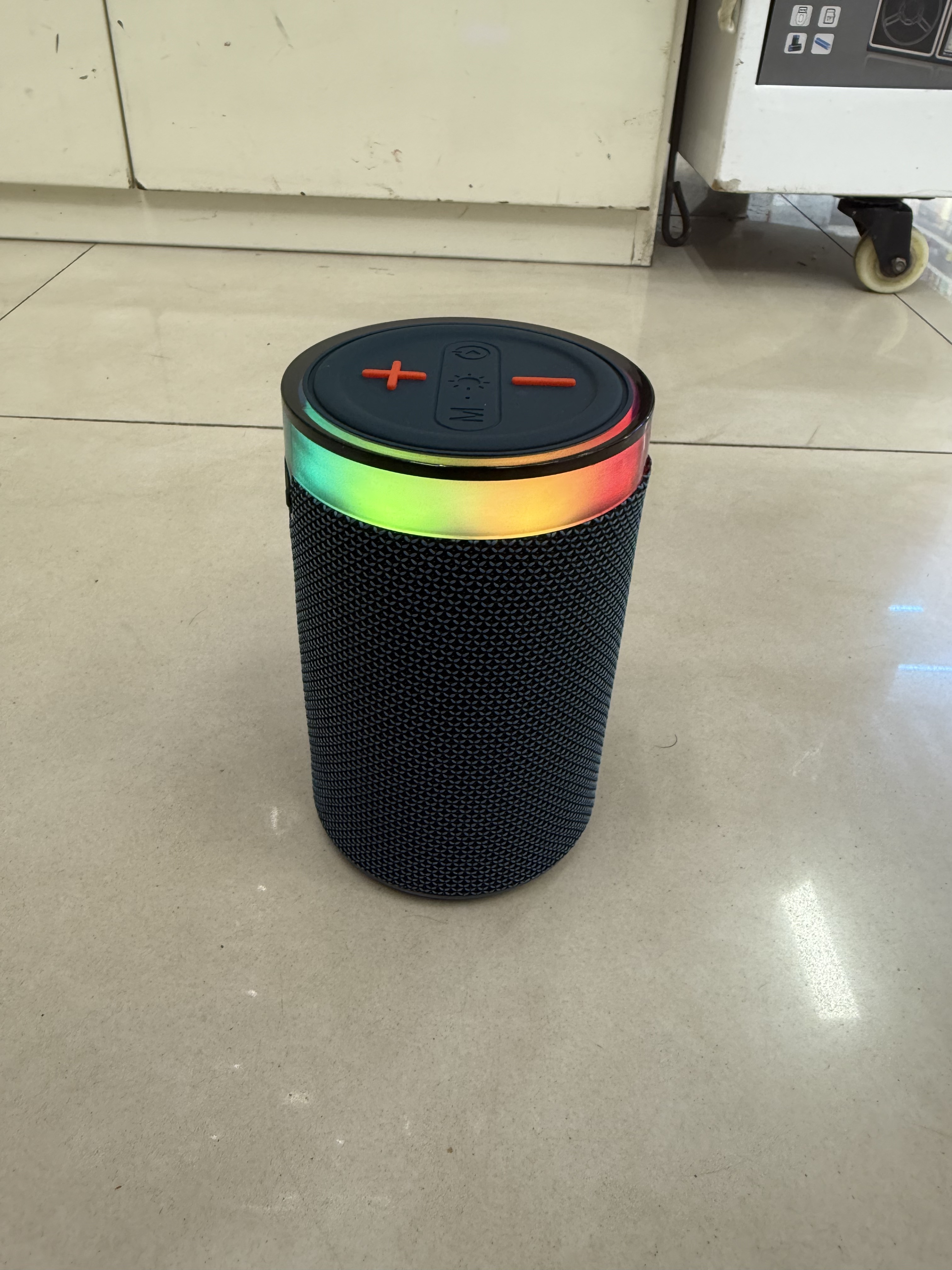 W16 altavoz bluetooth cilindro cilíndrico con luz de color pequeño y portátil peluche textura de escritorio brilla movimiento calidad de sonido claro USB música tarjeta TF reproducir música canción juego película